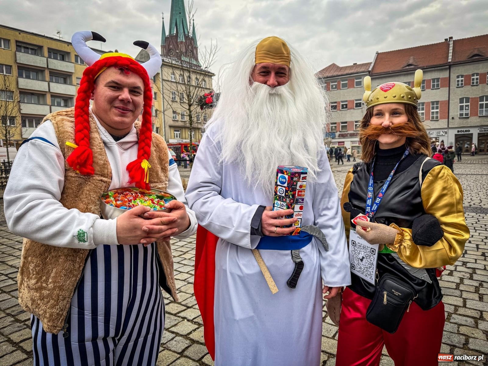 Zdjęcie w galerii na portalu naszraciborz.pl: Galowie, wojowie, mundurowi i dobrej jadło - raciborski finał WOŚP na Rynku wiadomości z regionu