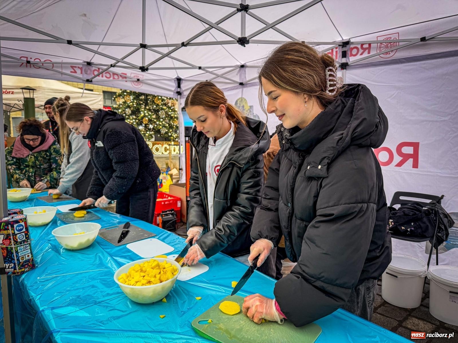 Zdjęcie w galerii na portalu naszraciborz.pl: Galowie, wojowie, mundurowi i dobrej jadło - raciborski finał WOŚP na Rynku wiadomości z regionu