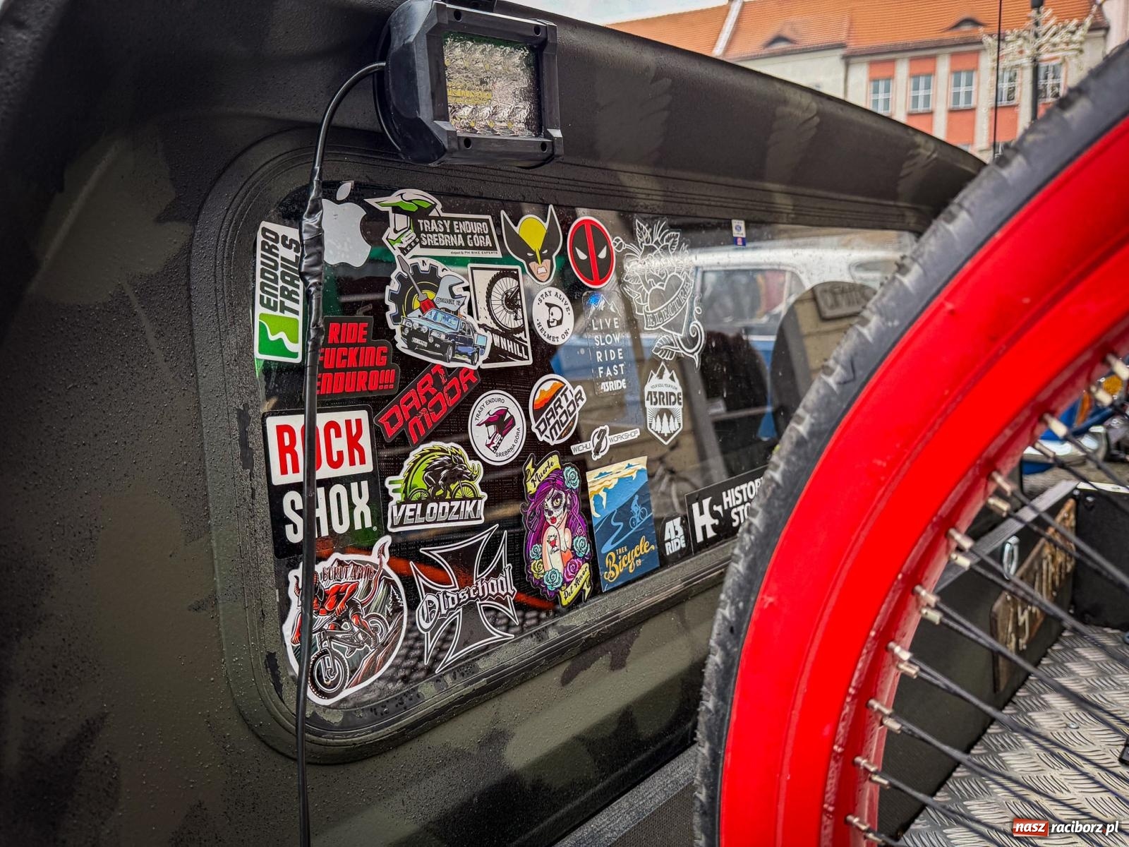 Zdjęcie w galerii na portalu naszraciborz.pl: Galowie, wojowie, mundurowi i dobrej jadło - raciborski finał WOŚP na Rynku wiadomości z regionu