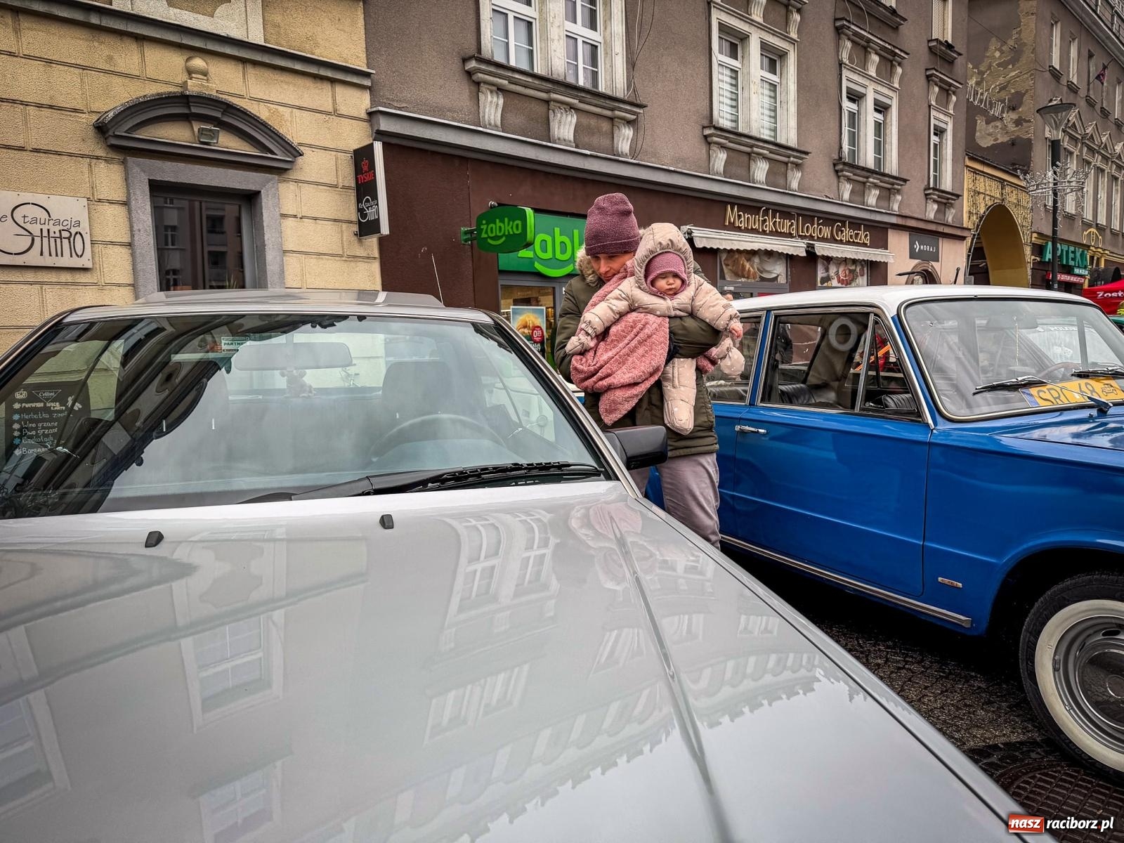 Zdjęcie w galerii na portalu naszraciborz.pl: Galowie, wojowie, mundurowi i dobrej jadło - raciborski finał WOŚP na Rynku wiadomości z regionu