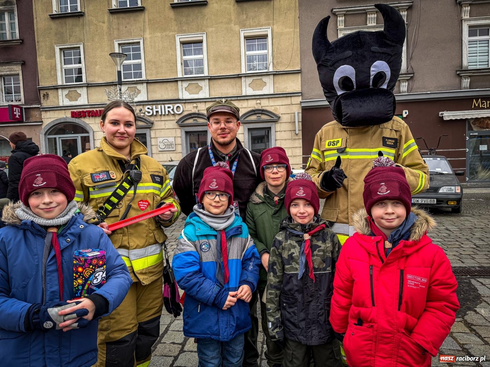 Zdjęcie w galerii na portalu naszraciborz.pl: Galowie, wojowie, mundurowi i dobrej jadło - raciborski finał WOŚP na Rynku wiadomości z regionu