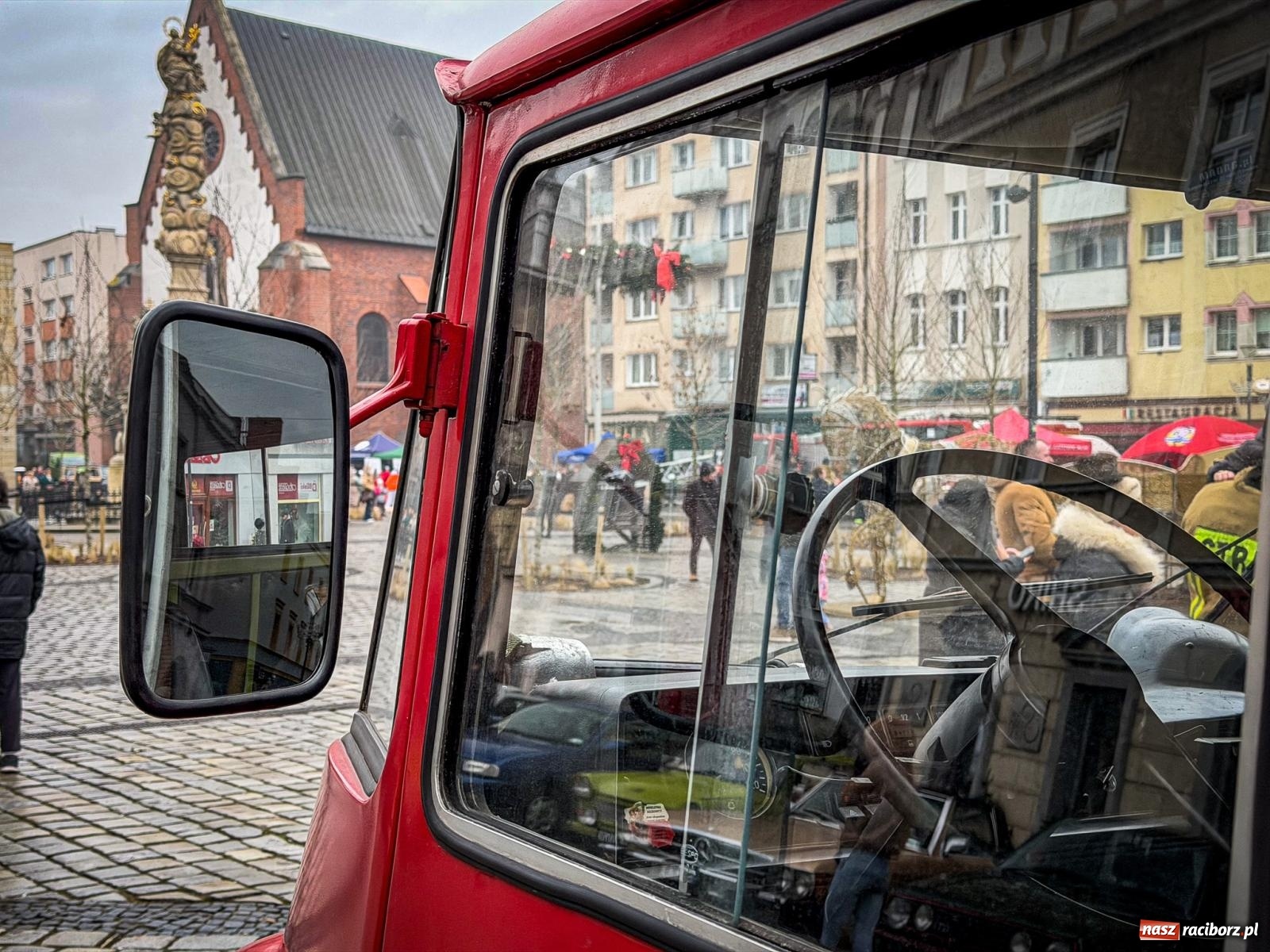 Zdjęcie w galerii na portalu naszraciborz.pl: Galowie, wojowie, mundurowi i dobrej jadło - raciborski finał WOŚP na Rynku wiadomości z regionu