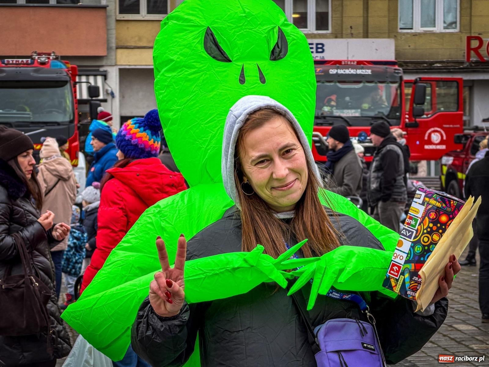 Zdjęcie w galerii na portalu naszraciborz.pl: Galowie, wojowie, mundurowi i dobrej jadło - raciborski finał WOŚP na Rynku wiadomości z regionu