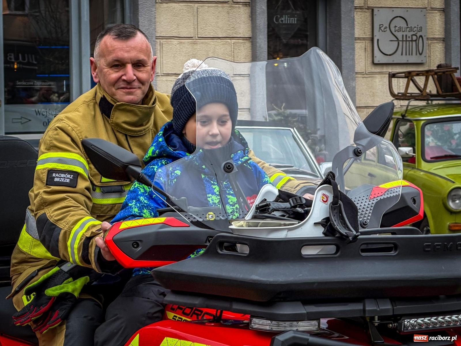 Zdjęcie w galerii na portalu naszraciborz.pl: Galowie, wojowie, mundurowi i dobrej jadło - raciborski finał WOŚP na Rynku wiadomości z regionu