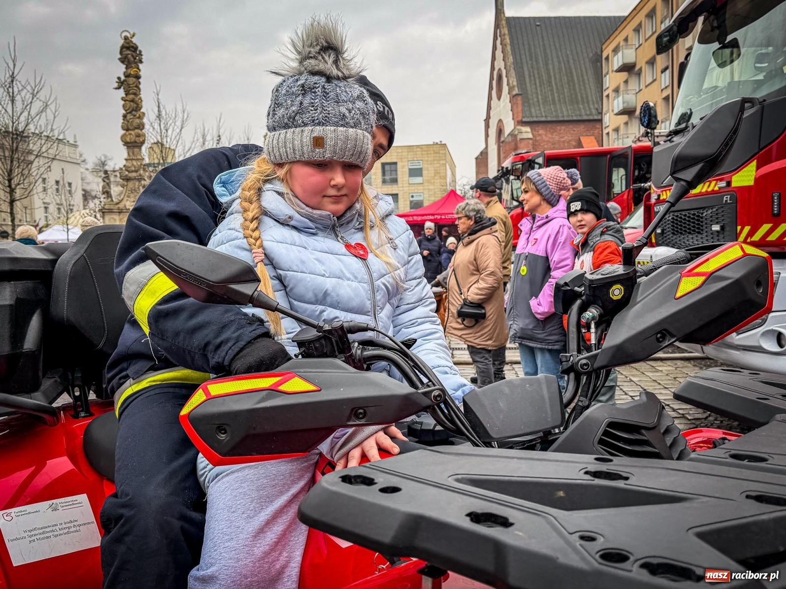 Zdjęcie w galerii na portalu naszraciborz.pl: Galowie, wojowie, mundurowi i dobrej jadło - raciborski finał WOŚP na Rynku wiadomości z regionu