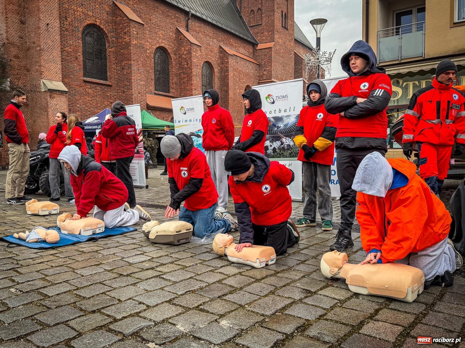 Zdjęcie w galerii na portalu naszraciborz.pl: Galowie, wojowie, mundurowi i dobrej jadło - raciborski finał WOŚP na Rynku wiadomości z regionu