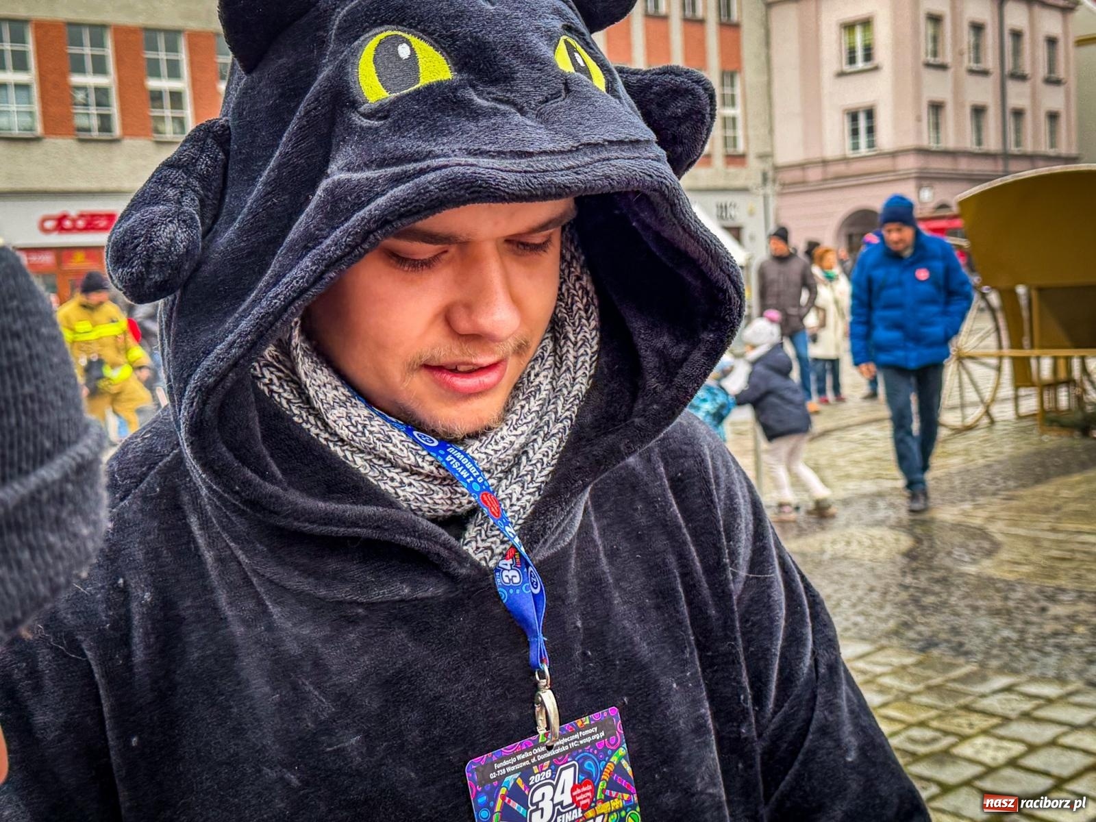 Zdjęcie w galerii na portalu naszraciborz.pl: Galowie, wojowie, mundurowi i dobrej jadło - raciborski finał WOŚP na Rynku wiadomości z regionu