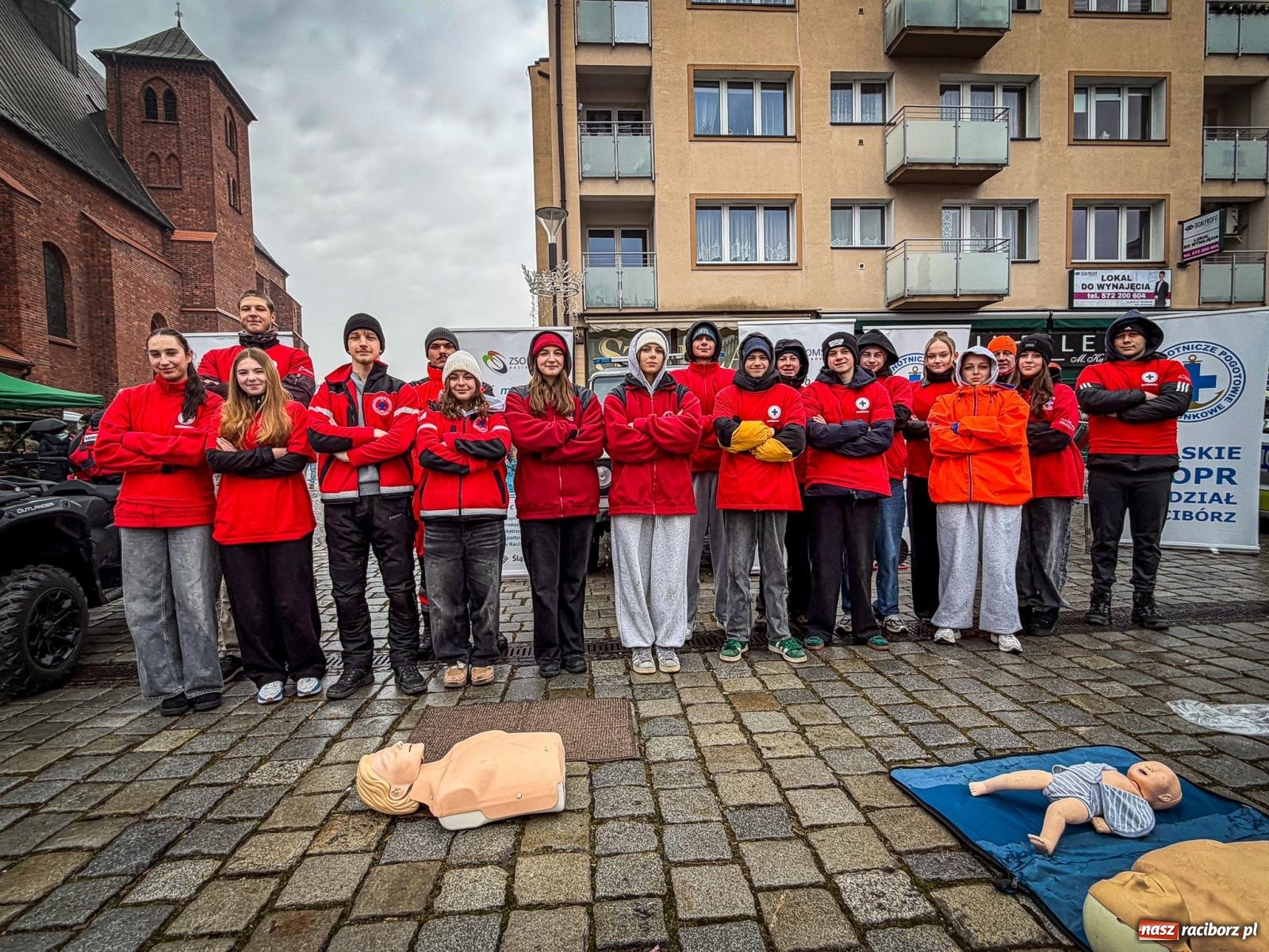 Zdjęcie w galerii na portalu naszraciborz.pl: Galowie, wojowie, mundurowi i dobrej jadło - raciborski finał WOŚP na Rynku wiadomości z regionu