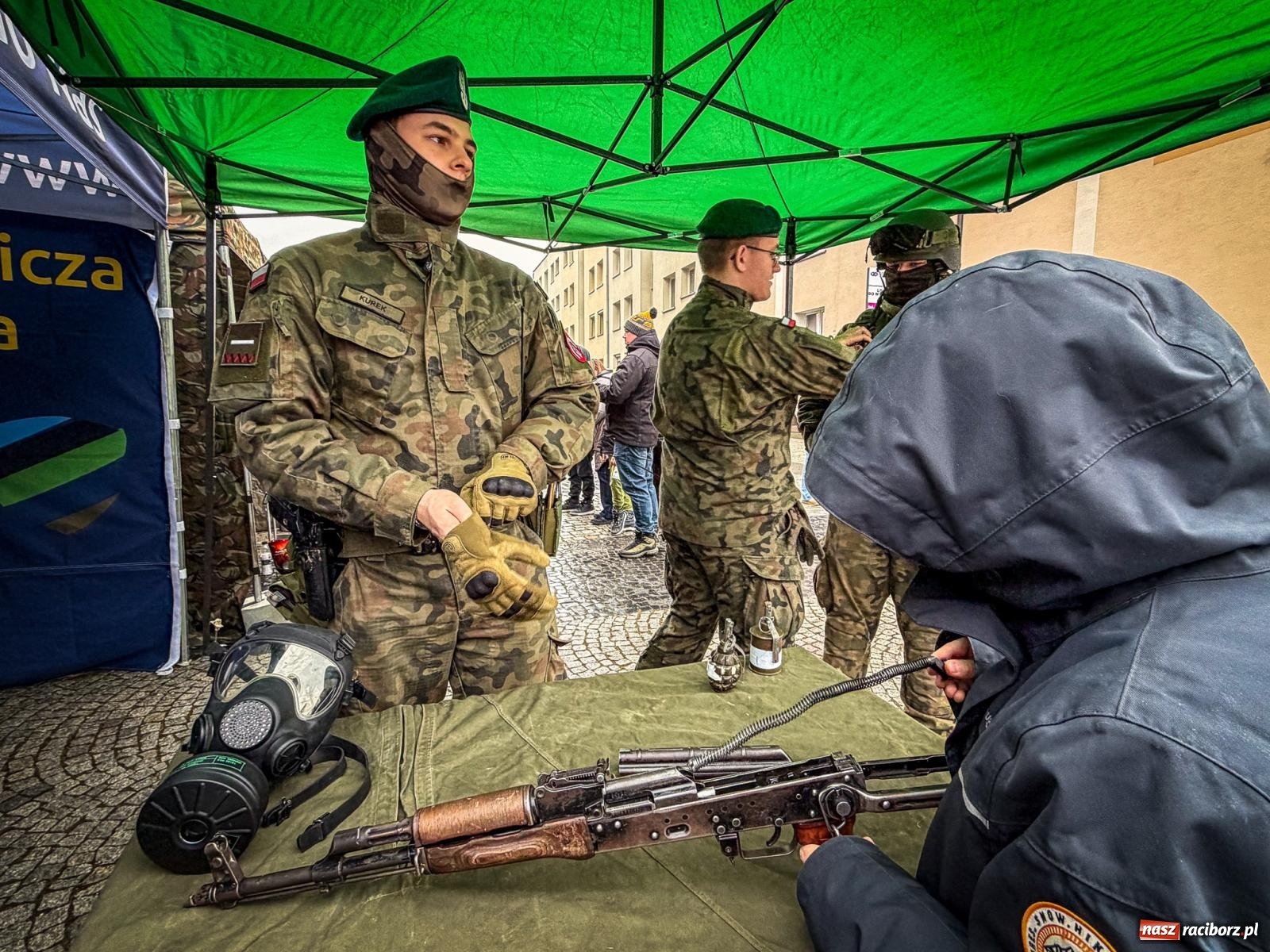 Zdjęcie w galerii na portalu naszraciborz.pl: Galowie, wojowie, mundurowi i dobrej jadło - raciborski finał WOŚP na Rynku wiadomości z regionu