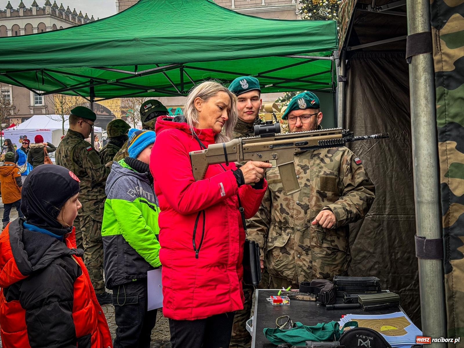 Zdjęcie w galerii na portalu naszraciborz.pl: Galowie, wojowie, mundurowi i dobrej jadło - raciborski finał WOŚP na Rynku wiadomości z regionu