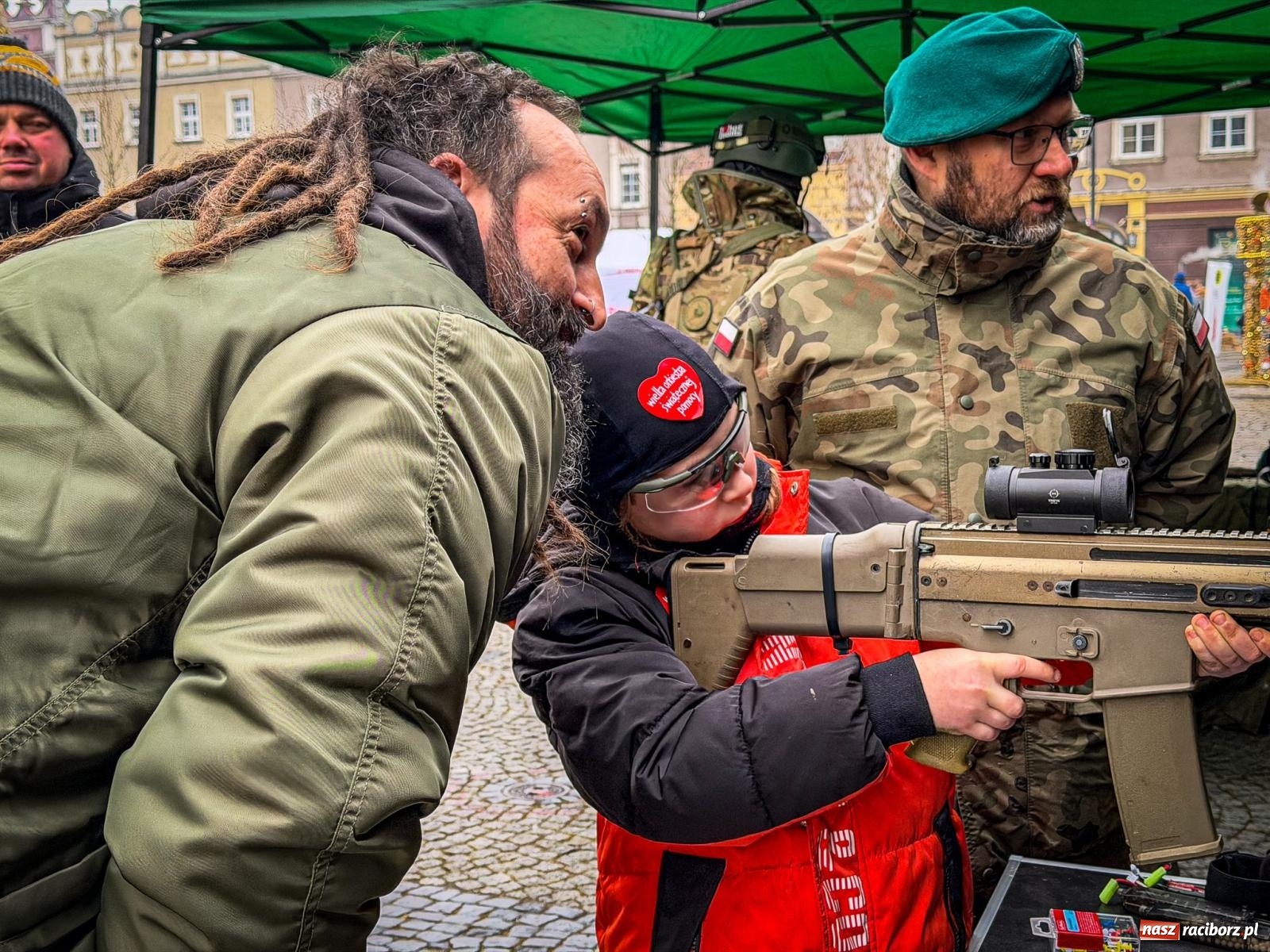 Zdjęcie w galerii na portalu naszraciborz.pl: Galowie, wojowie, mundurowi i dobrej jadło - raciborski finał WOŚP na Rynku wiadomości z regionu