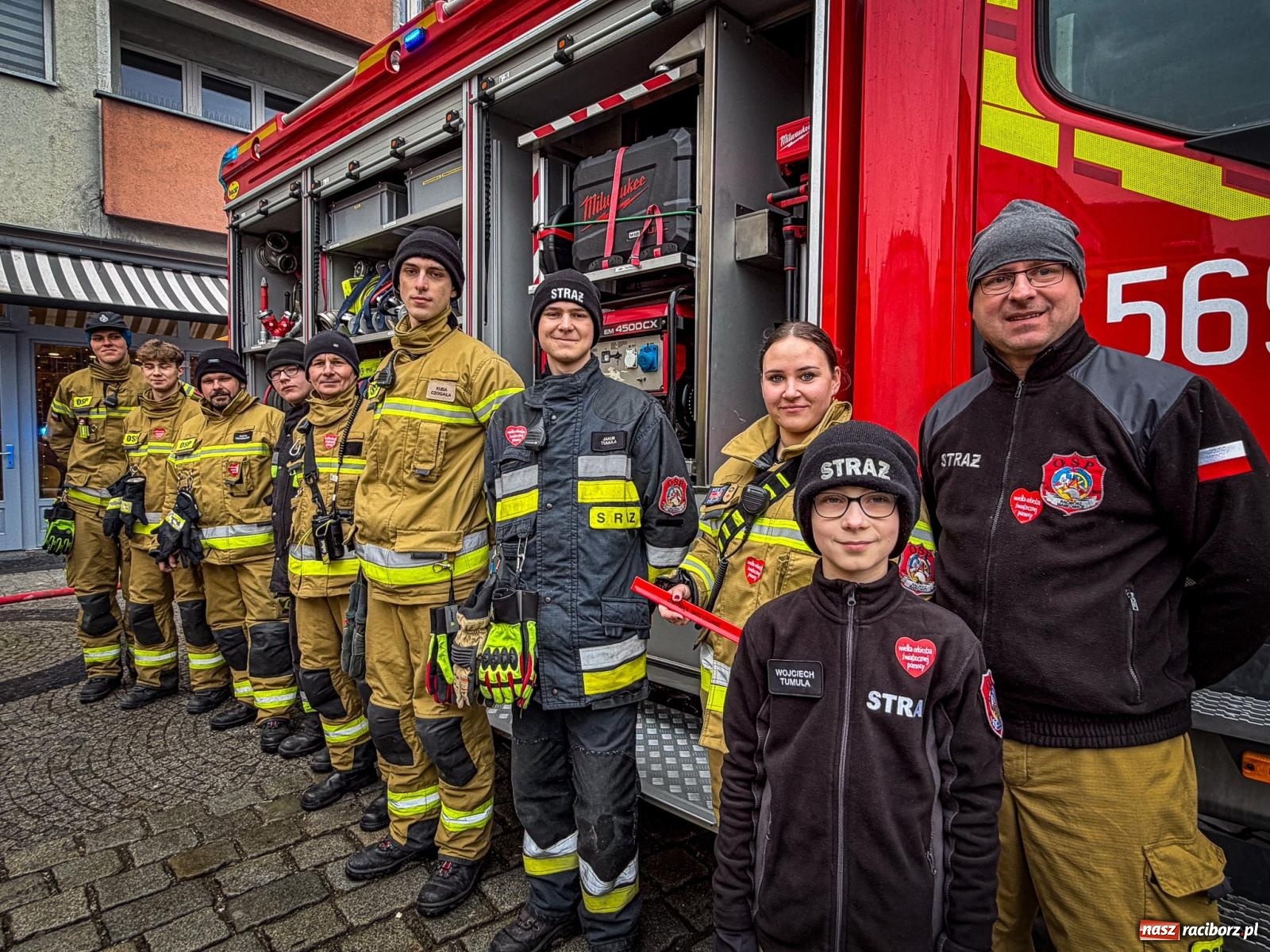 Zdjęcie w galerii na portalu naszraciborz.pl: Galowie, wojowie, mundurowi i dobrej jadło - raciborski finał WOŚP na Rynku wiadomości z regionu