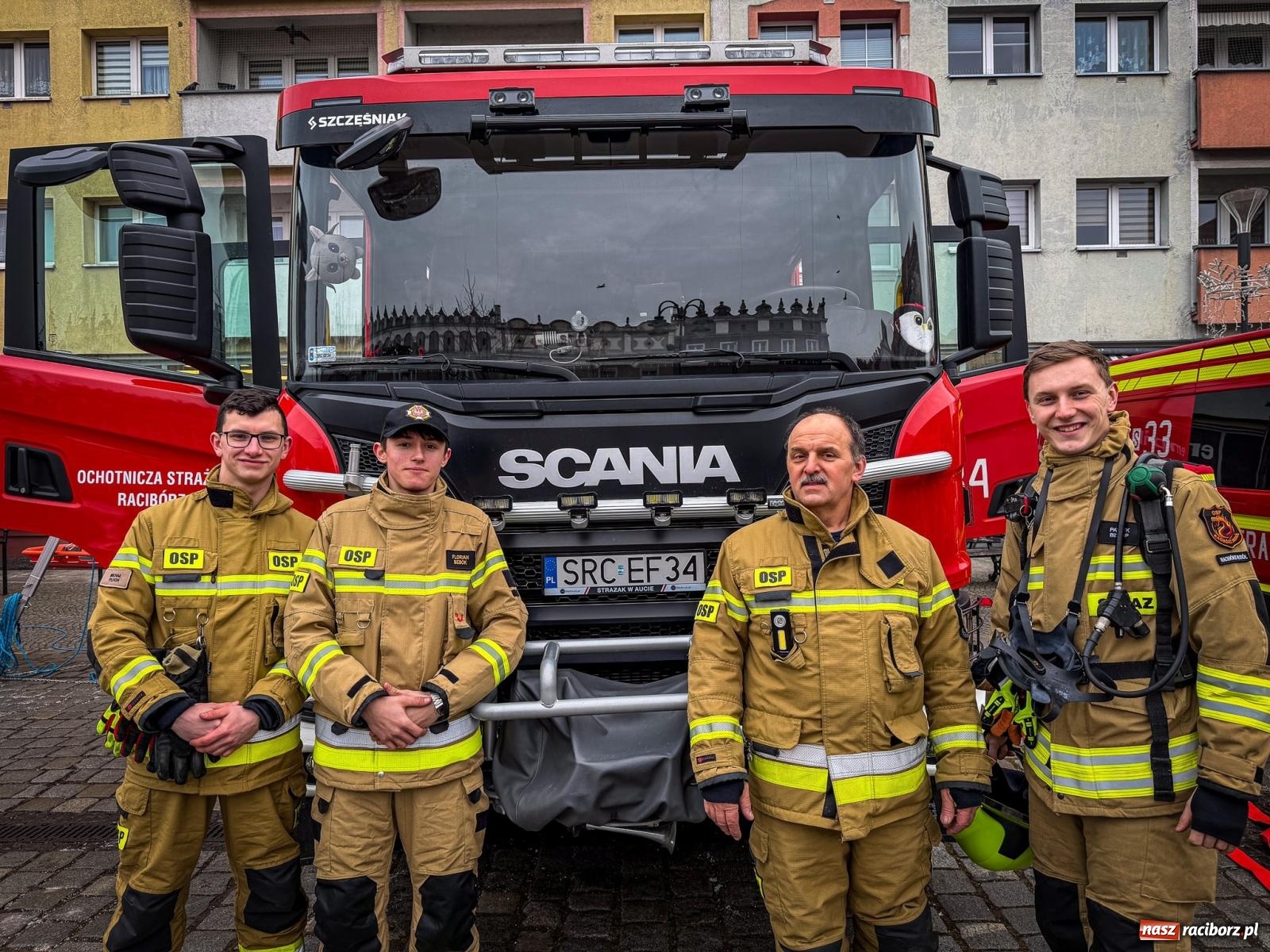 Zdjęcie w galerii na portalu naszraciborz.pl: Galowie, wojowie, mundurowi i dobrej jadło - raciborski finał WOŚP na Rynku wiadomości z regionu