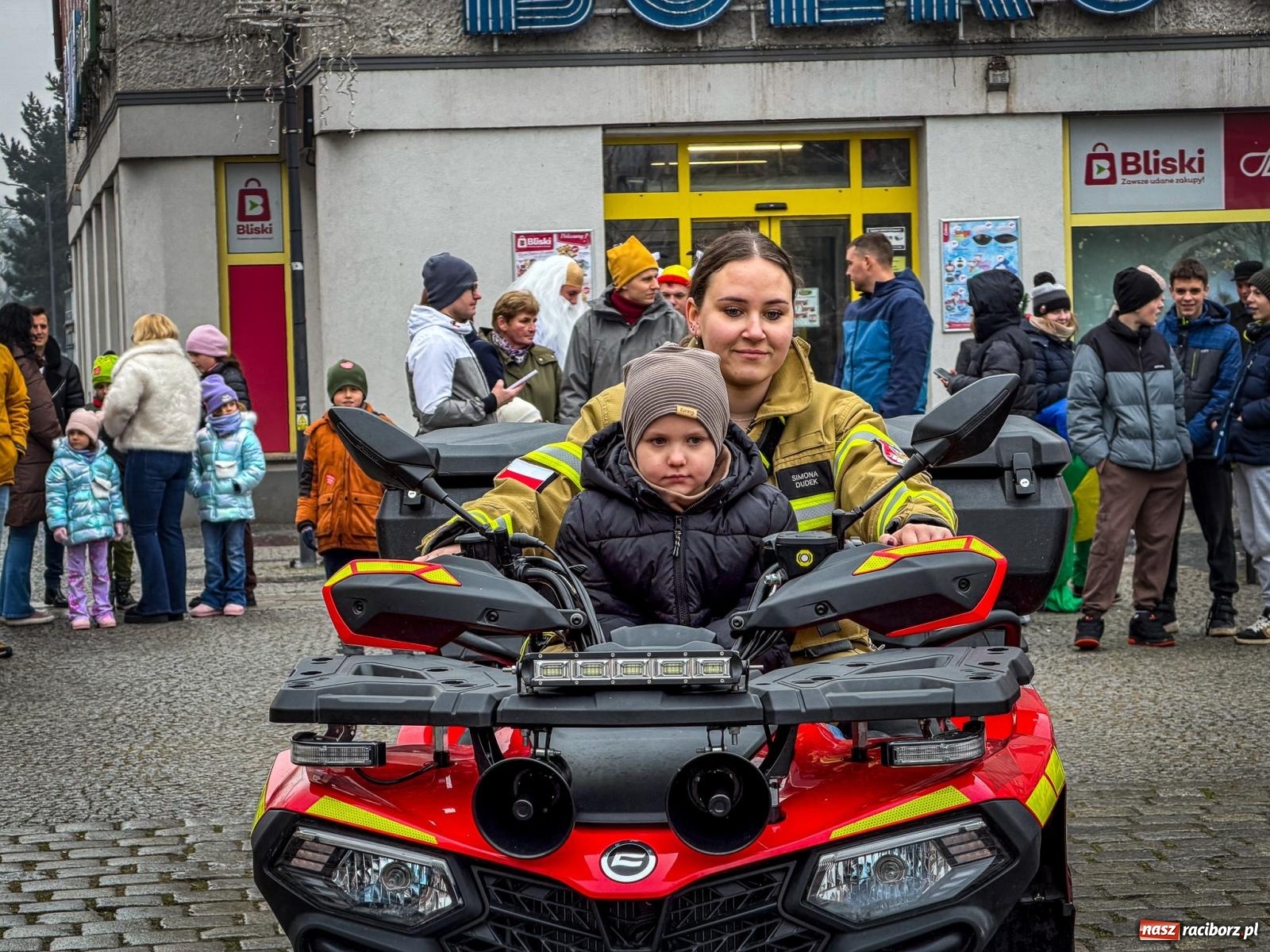 Zdjęcie w galerii na portalu naszraciborz.pl: Galowie, wojowie, mundurowi i dobrej jadło - raciborski finał WOŚP na Rynku wiadomości z regionu