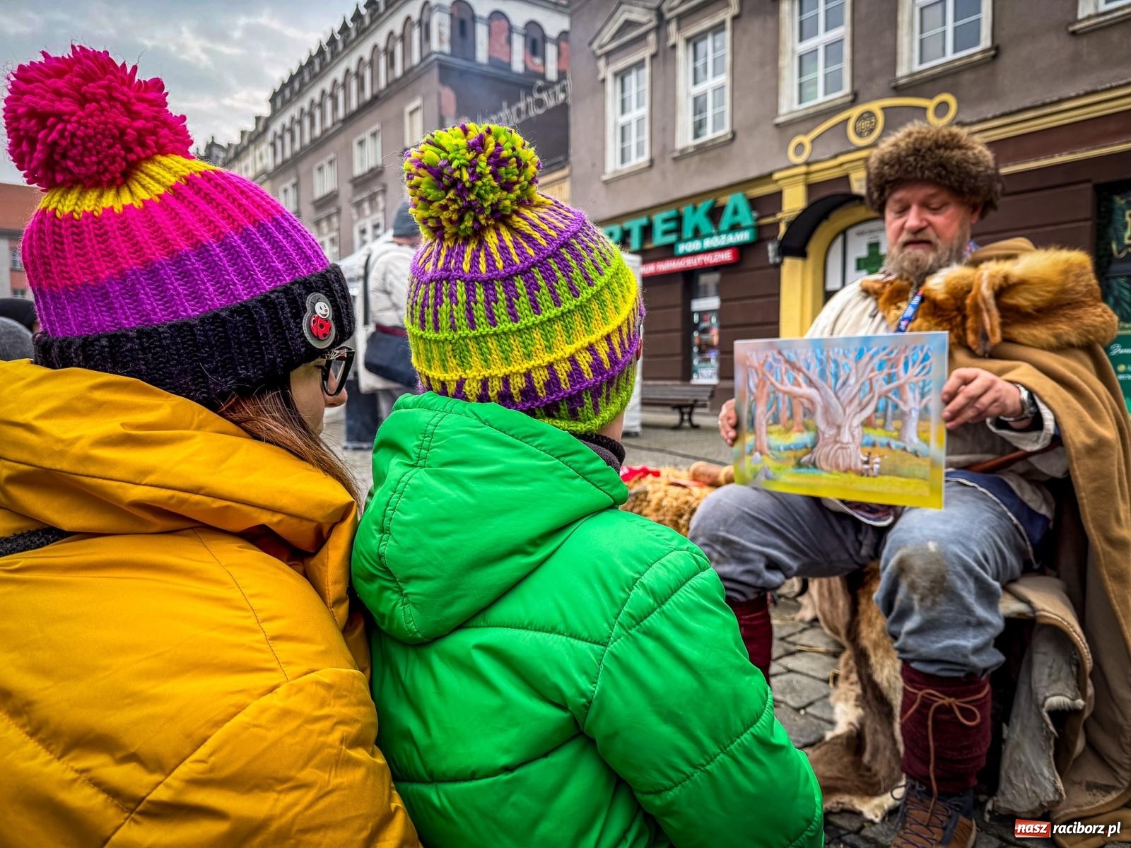 Zdjęcie w galerii na portalu naszraciborz.pl: Galowie, wojowie, mundurowi i dobrej jadło - raciborski finał WOŚP na Rynku wiadomości z regionu