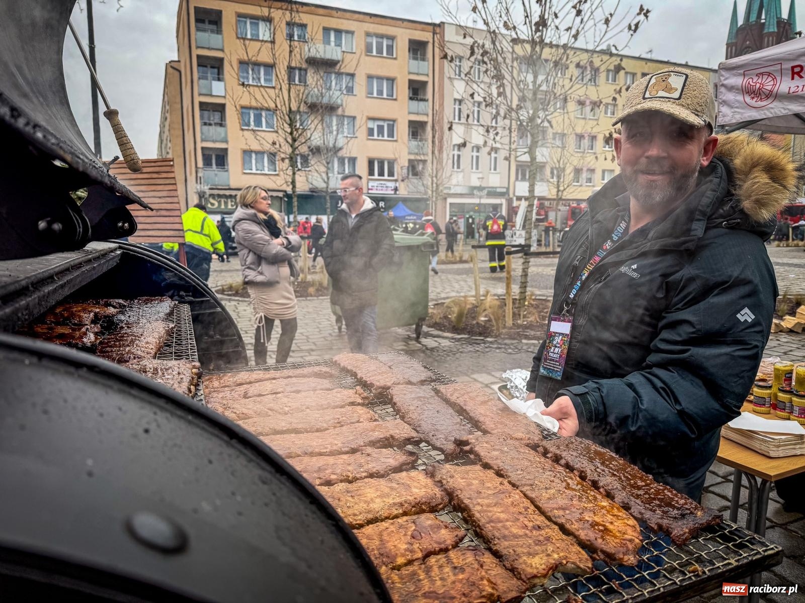 Zdjęcie w galerii na portalu naszraciborz.pl: Galowie, wojowie, mundurowi i dobrej jadło - raciborski finał WOŚP na Rynku wiadomości z regionu