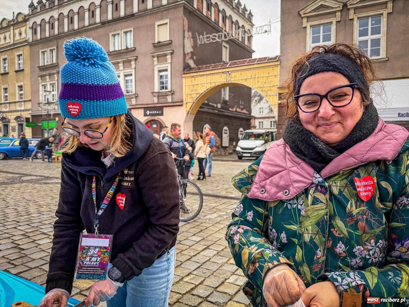 Zdjęcie w galerii na portalu naszraciborz.pl: Galowie, wojowie, mundurowi i dobrej jadło - raciborski finał WOŚP na Rynku wiadomości z regionu