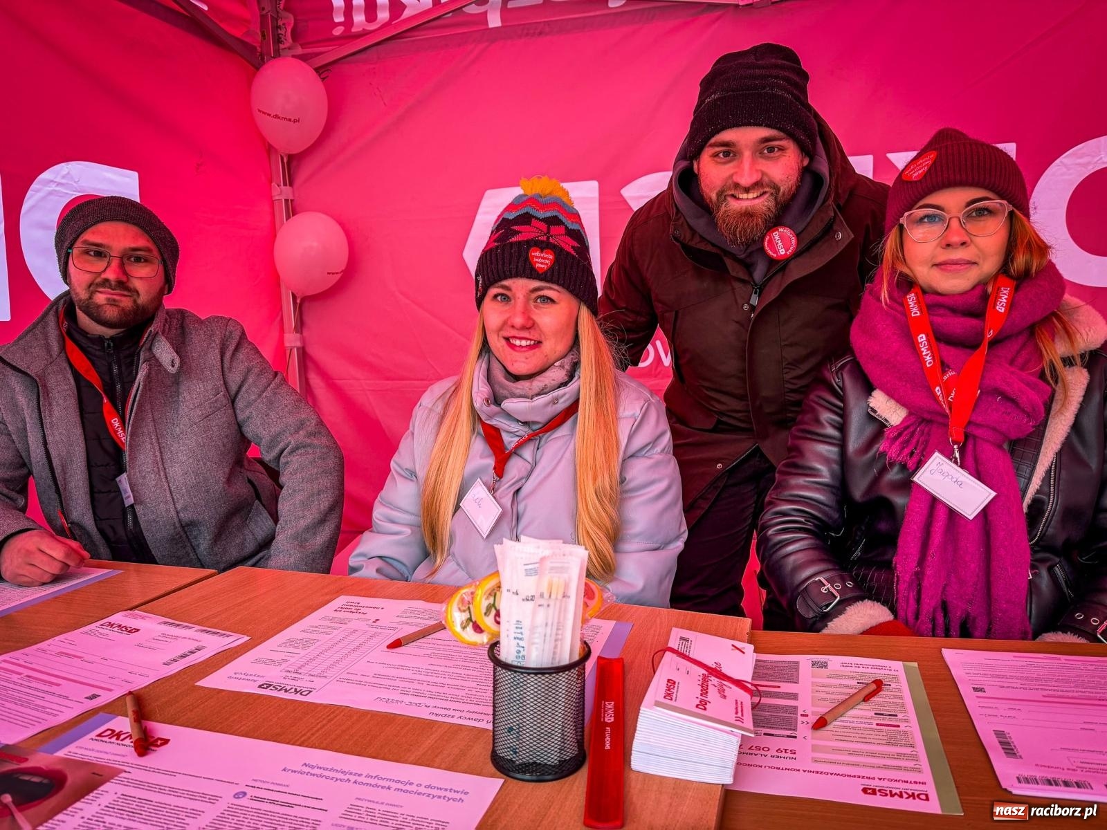 Zdjęcie w galerii na portalu naszraciborz.pl: Galowie, wojowie, mundurowi i dobrej jadło - raciborski finał WOŚP na Rynku wiadomości z regionu