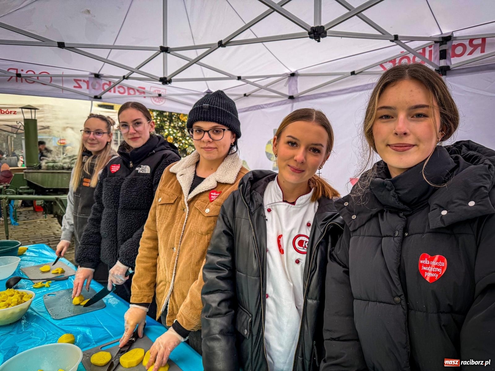 Zdjęcie w galerii na portalu naszraciborz.pl: Galowie, wojowie, mundurowi i dobrej jadło - raciborski finał WOŚP na Rynku wiadomości z regionu