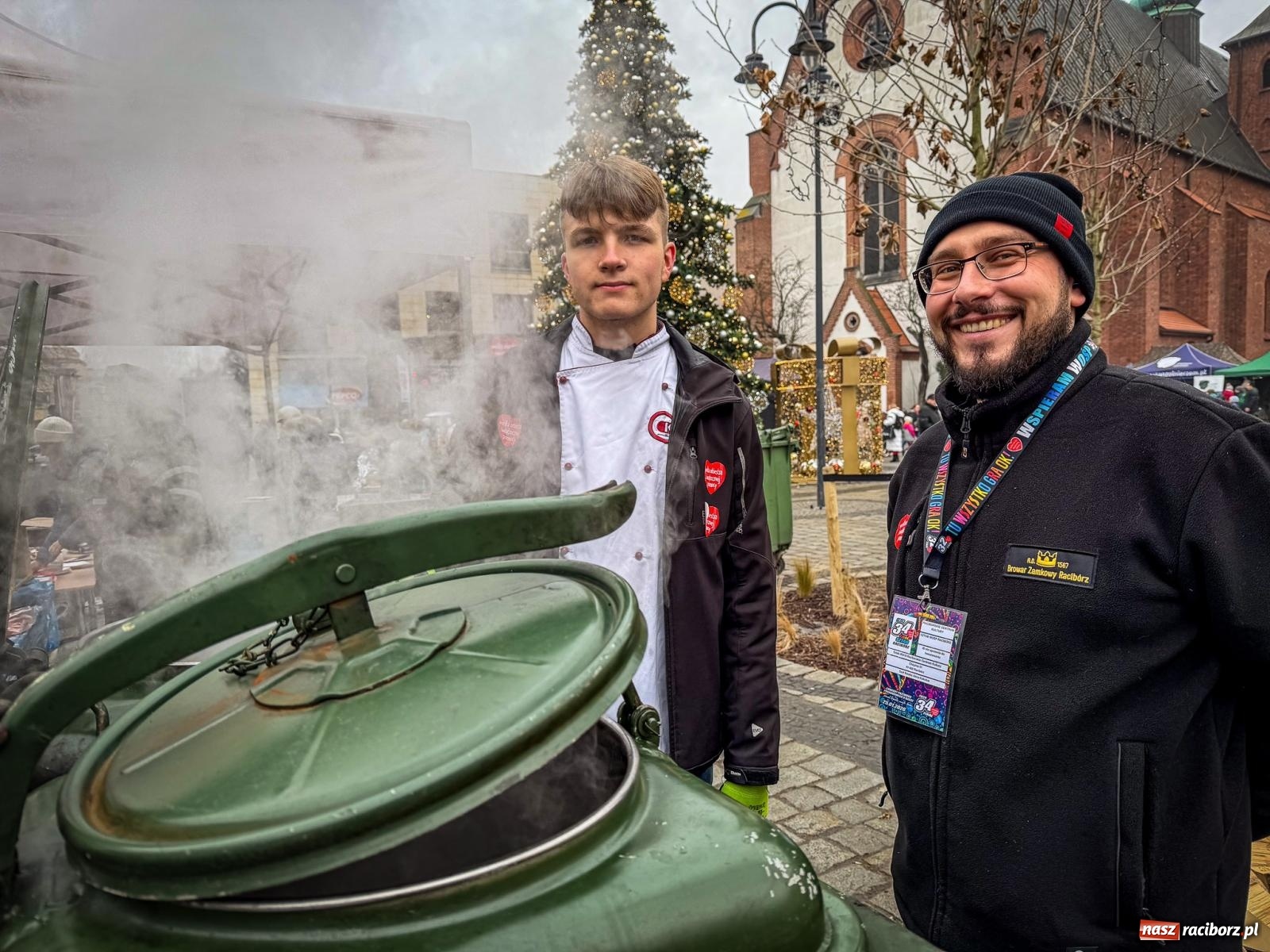 Zdjęcie w galerii na portalu naszraciborz.pl: Galowie, wojowie, mundurowi i dobrej jadło - raciborski finał WOŚP na Rynku wiadomości z regionu