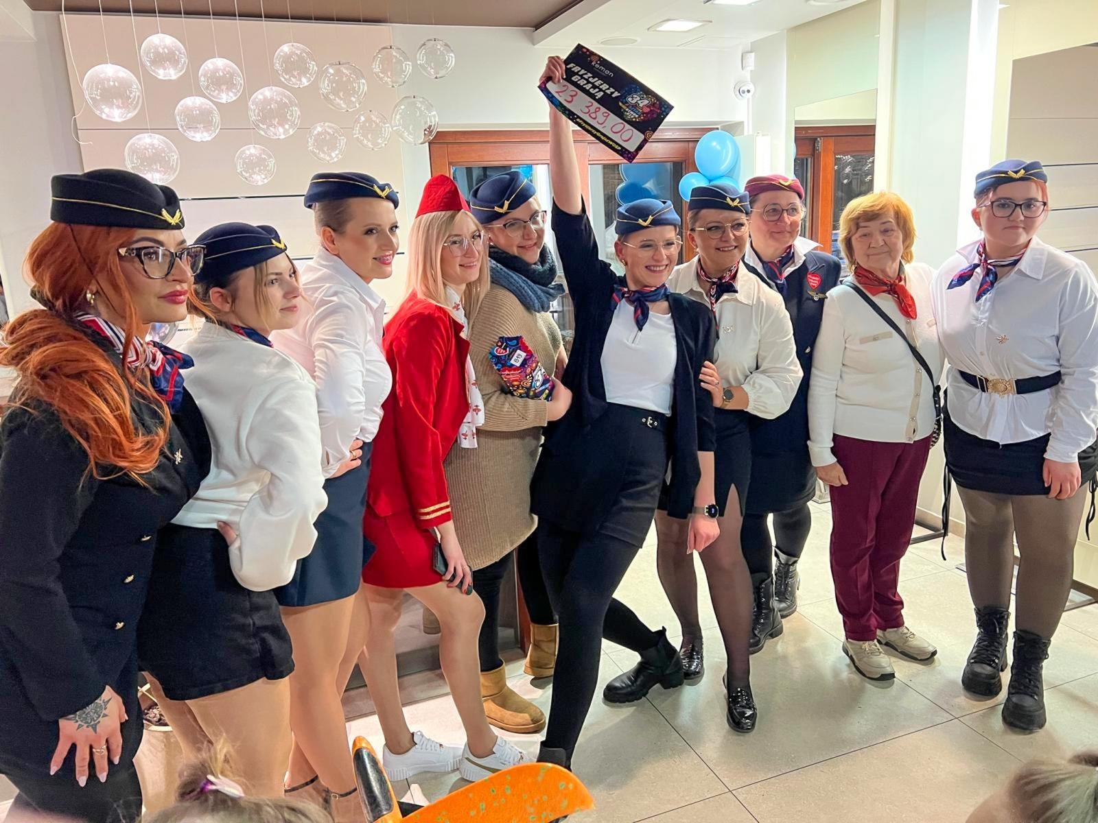 Zdjęcie w galerii na portalu naszraciborz.pl: Kolejna edycja WOŚP w Tworkowie. Salon Luiza znów zagrał z Orkiestrą wiadomości z regionu