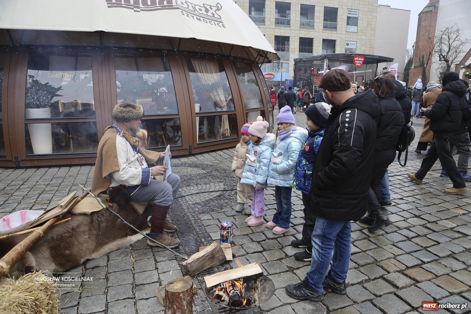 Zdjęcie w galerii na portalu naszraciborz.pl: Rock, ogień, Zumba i licytacje – tak przebiegł finał WOŚP na raciborskim Rynku [FOTO i WIDEO] wiadomości z regionu