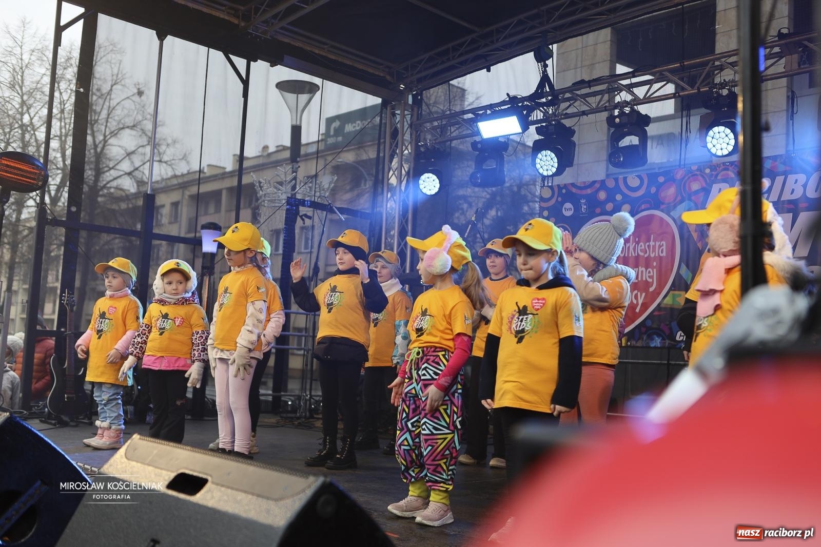 Zdjęcie w galerii na portalu naszraciborz.pl: Rock, ogień, Zumba i licytacje – tak przebiegł finał WOŚP na raciborskim Rynku [FOTO i WIDEO] wiadomości z regionu