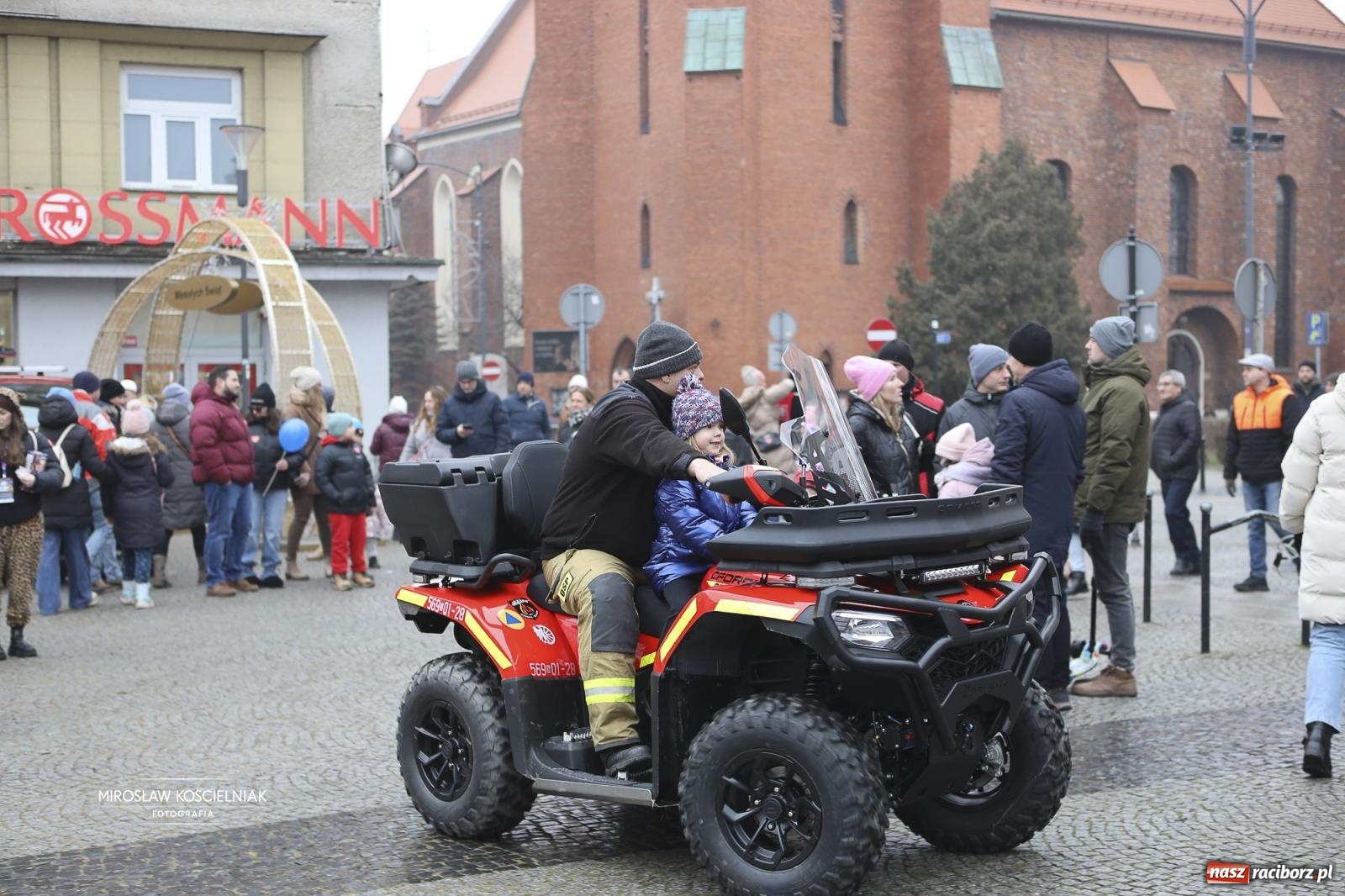 Zdjęcie w galerii na portalu naszraciborz.pl: Rock, ogień, Zumba i licytacje – tak przebiegł finał WOŚP na raciborskim Rynku [FOTO i WIDEO] wiadomości z regionu