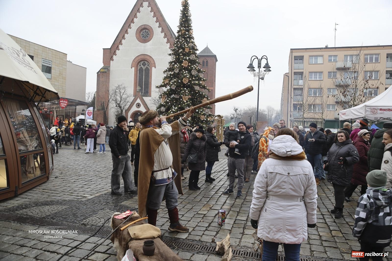 Zdjęcie w galerii na portalu naszraciborz.pl: Rock, ogień, Zumba i licytacje – tak przebiegł finał WOŚP na raciborskim Rynku [FOTO i WIDEO] wiadomości z regionu