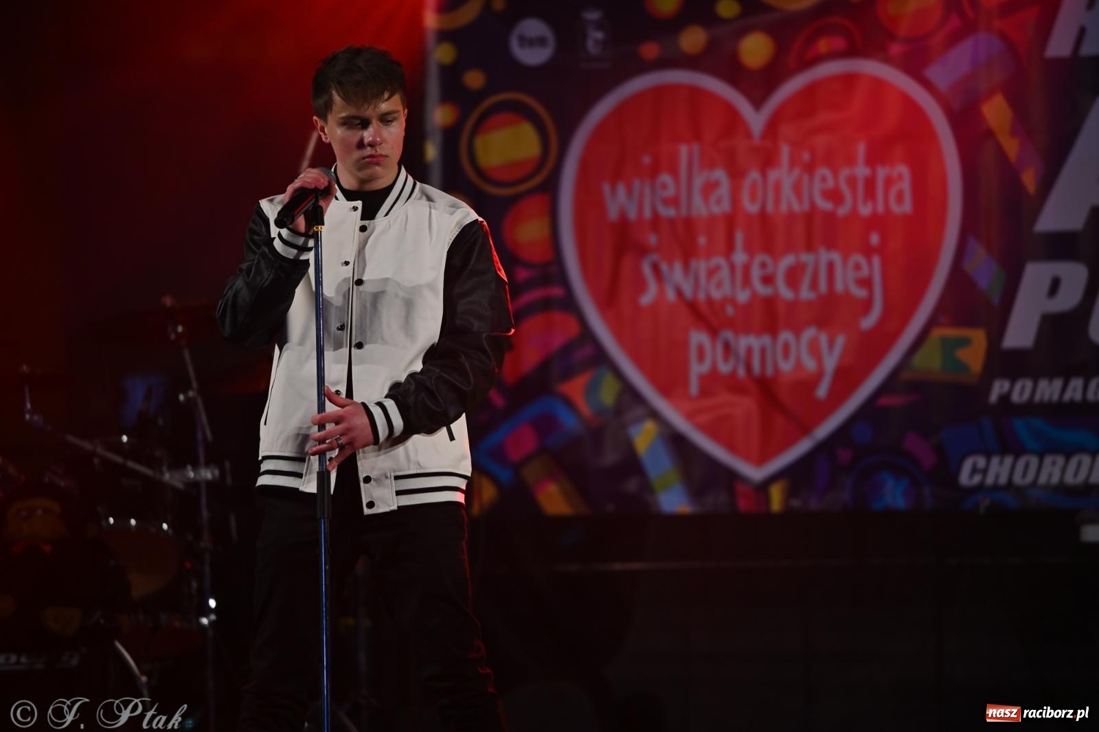 Zdjęcie w galerii na portalu naszraciborz.pl: Rock, ogień, Zumba i licytacje – tak przebiegł finał WOŚP na raciborskim Rynku [FOTO i WIDEO] wiadomości z regionu