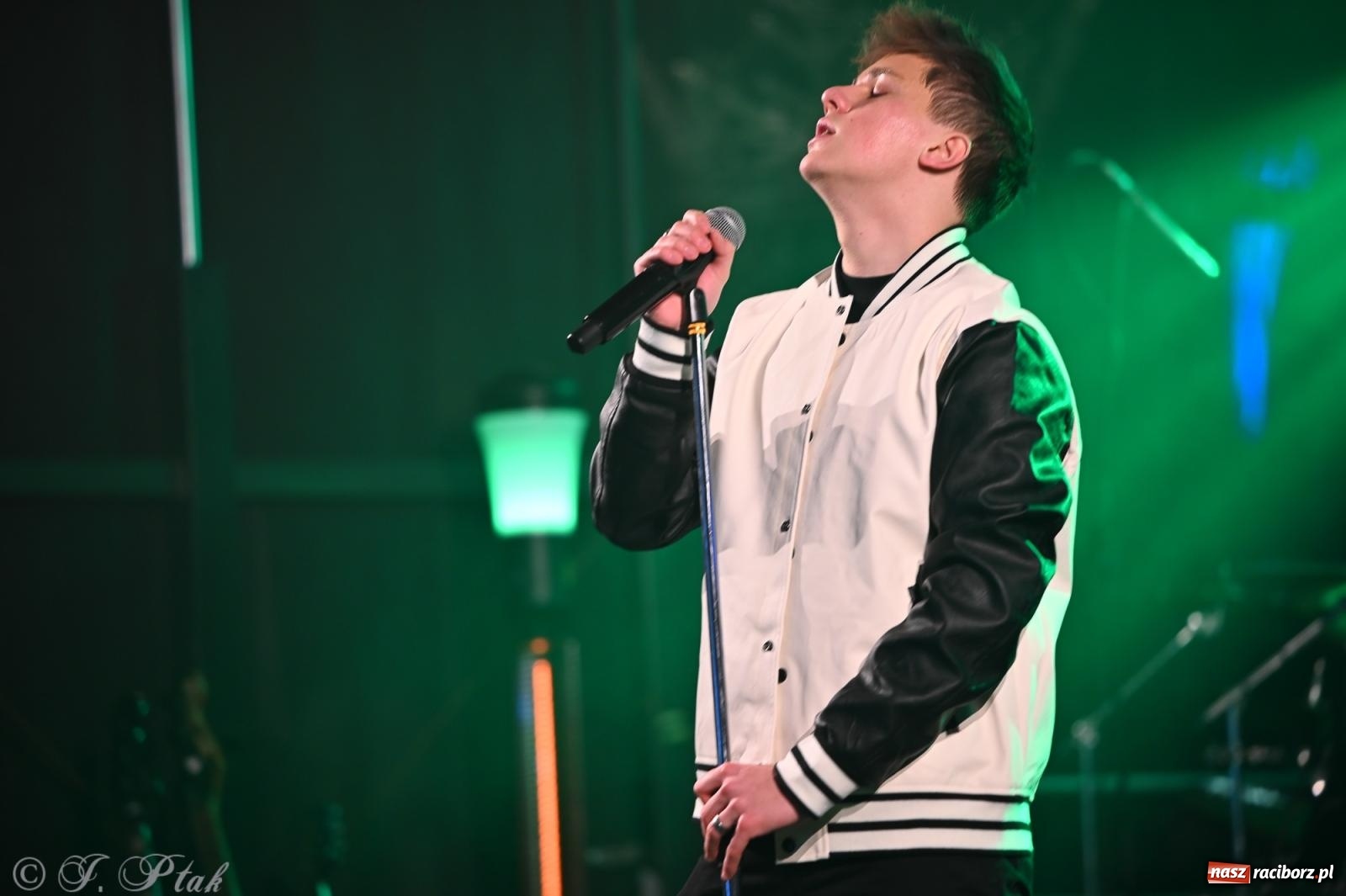 Zdjęcie w galerii na portalu naszraciborz.pl: Rock, ogień, Zumba i licytacje – tak przebiegł finał WOŚP na raciborskim Rynku [FOTO i WIDEO] wiadomości z regionu