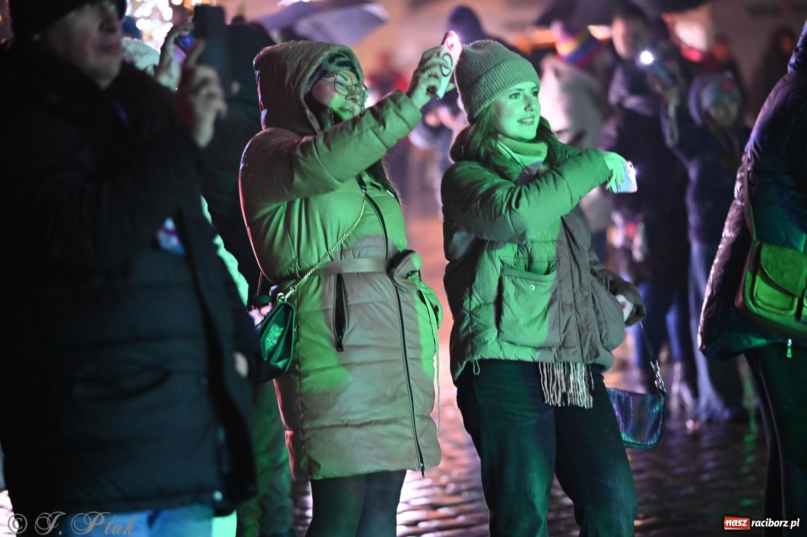 Zdjęcie w galerii na portalu naszraciborz.pl: Rock, ogień, Zumba i licytacje – tak przebiegł finał WOŚP na raciborskim Rynku [FOTO i WIDEO] wiadomości z regionu