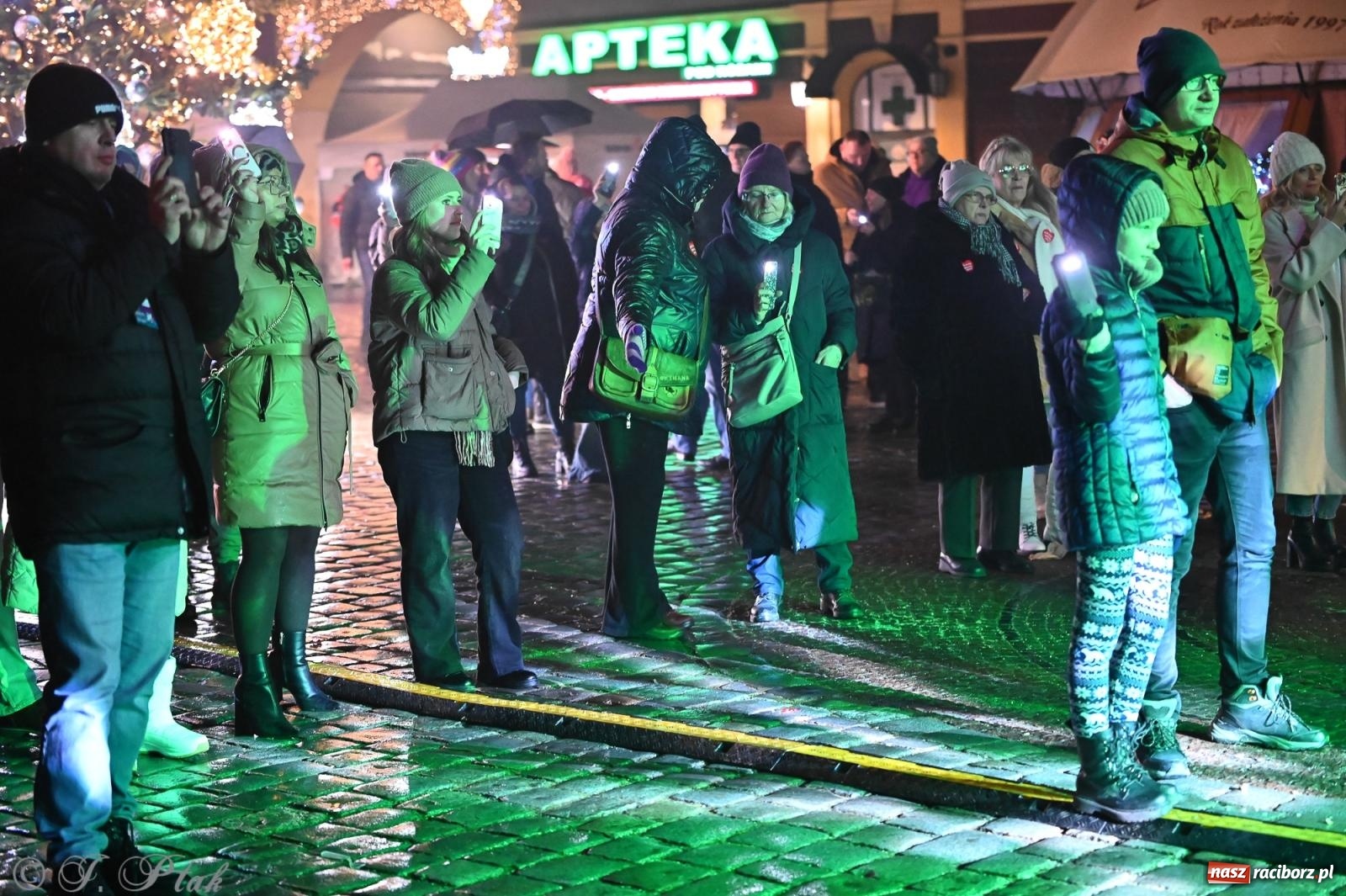 Zdjęcie w galerii na portalu naszraciborz.pl: Rock, ogień, Zumba i licytacje – tak przebiegł finał WOŚP na raciborskim Rynku [FOTO i WIDEO] wiadomości z regionu