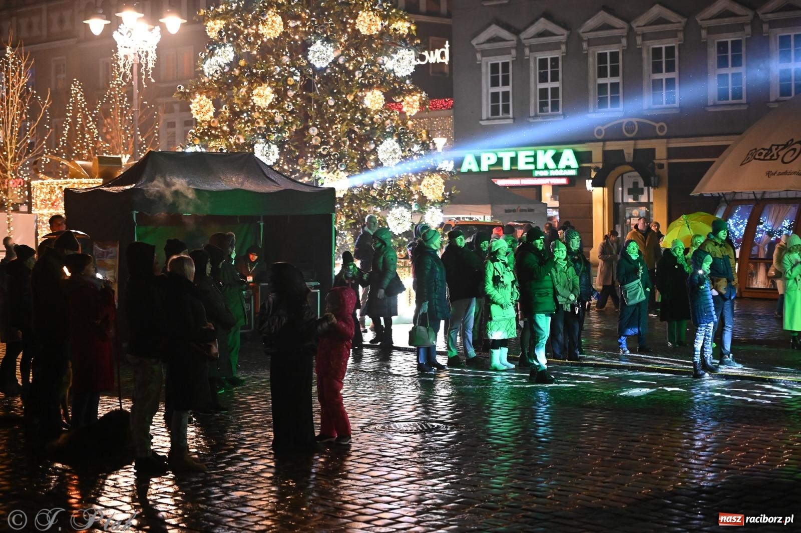 Zdjęcie w galerii na portalu naszraciborz.pl: Rock, ogień, Zumba i licytacje – tak przebiegł finał WOŚP na raciborskim Rynku [FOTO i WIDEO] wiadomości z regionu