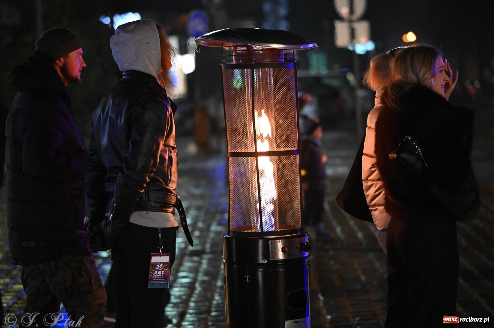 Zdjęcie w galerii na portalu naszraciborz.pl: Rock, ogień, Zumba i licytacje – tak przebiegł finał WOŚP na raciborskim Rynku [FOTO i WIDEO] wiadomości z regionu