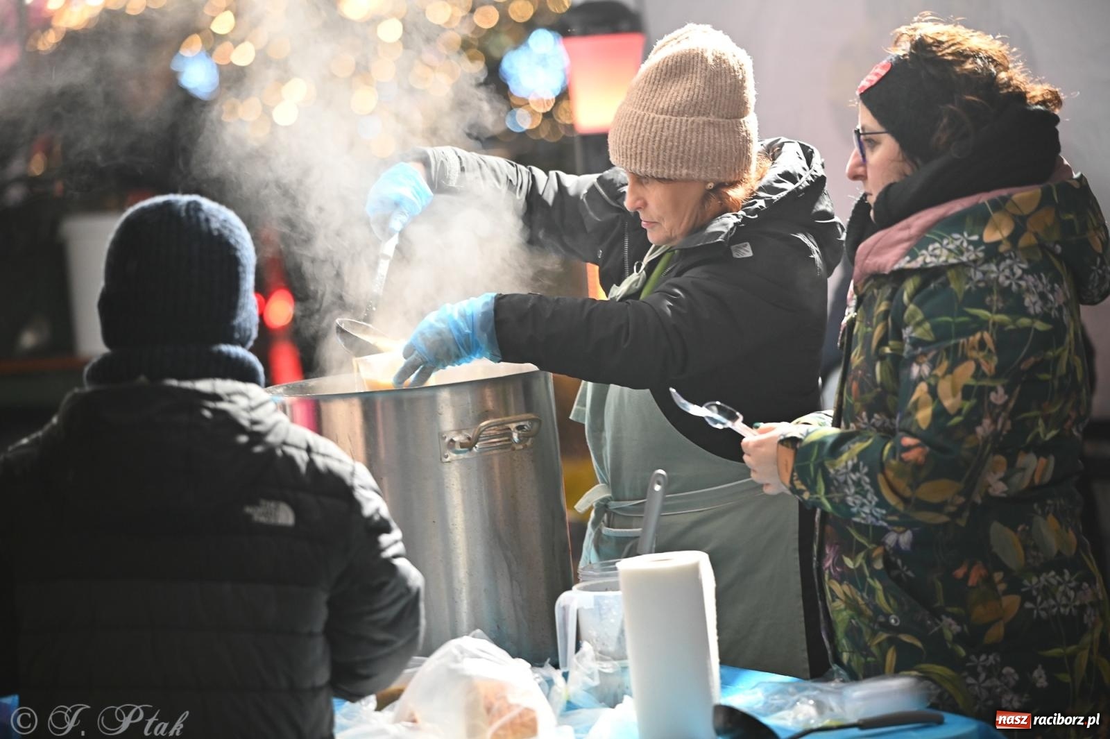 Zdjęcie w galerii na portalu naszraciborz.pl: Rock, ogień, Zumba i licytacje – tak przebiegł finał WOŚP na raciborskim Rynku [FOTO i WIDEO] wiadomości z regionu