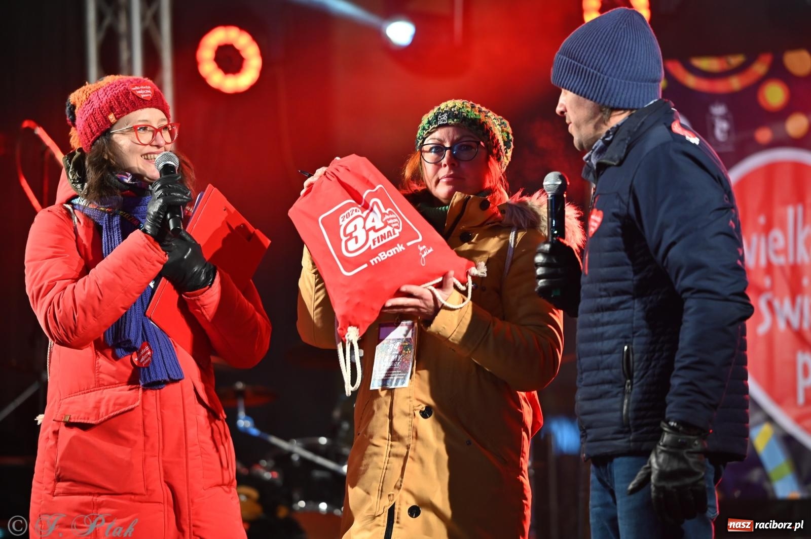 Zdjęcie w galerii na portalu naszraciborz.pl: Rock, ogień, Zumba i licytacje – tak przebiegł finał WOŚP na raciborskim Rynku [FOTO i WIDEO] wiadomości z regionu