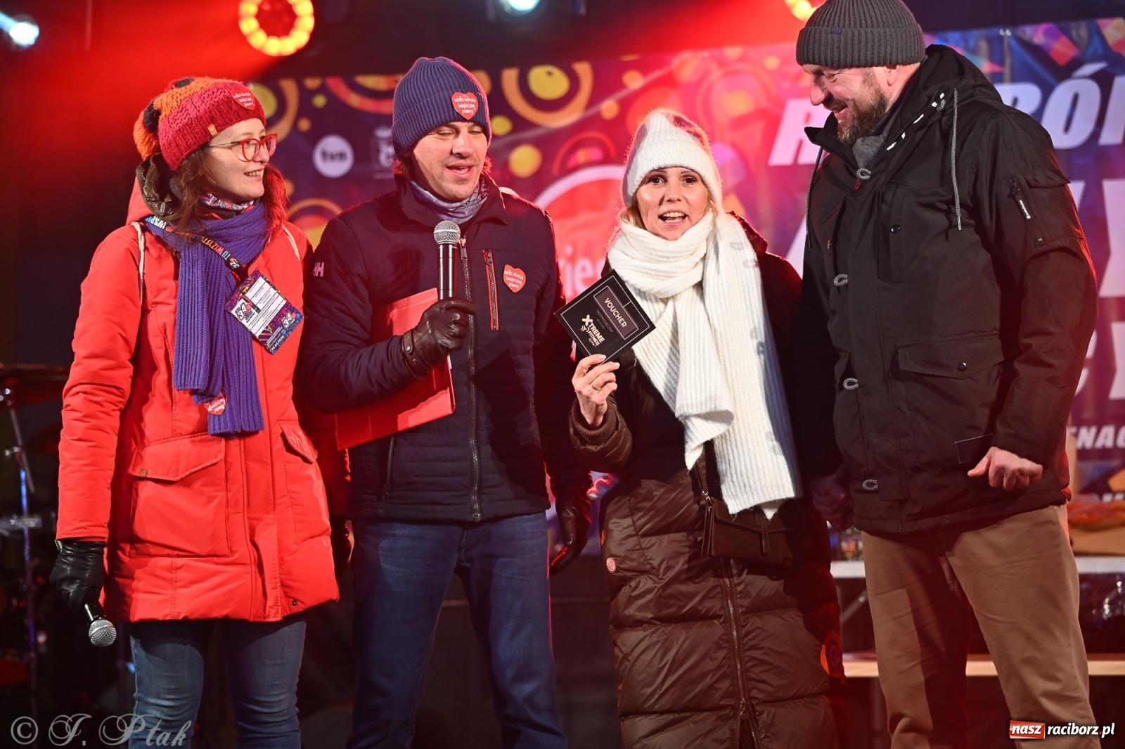Zdjęcie w galerii na portalu naszraciborz.pl: Rock, ogień, Zumba i licytacje – tak przebiegł finał WOŚP na raciborskim Rynku [FOTO i WIDEO] wiadomości z regionu