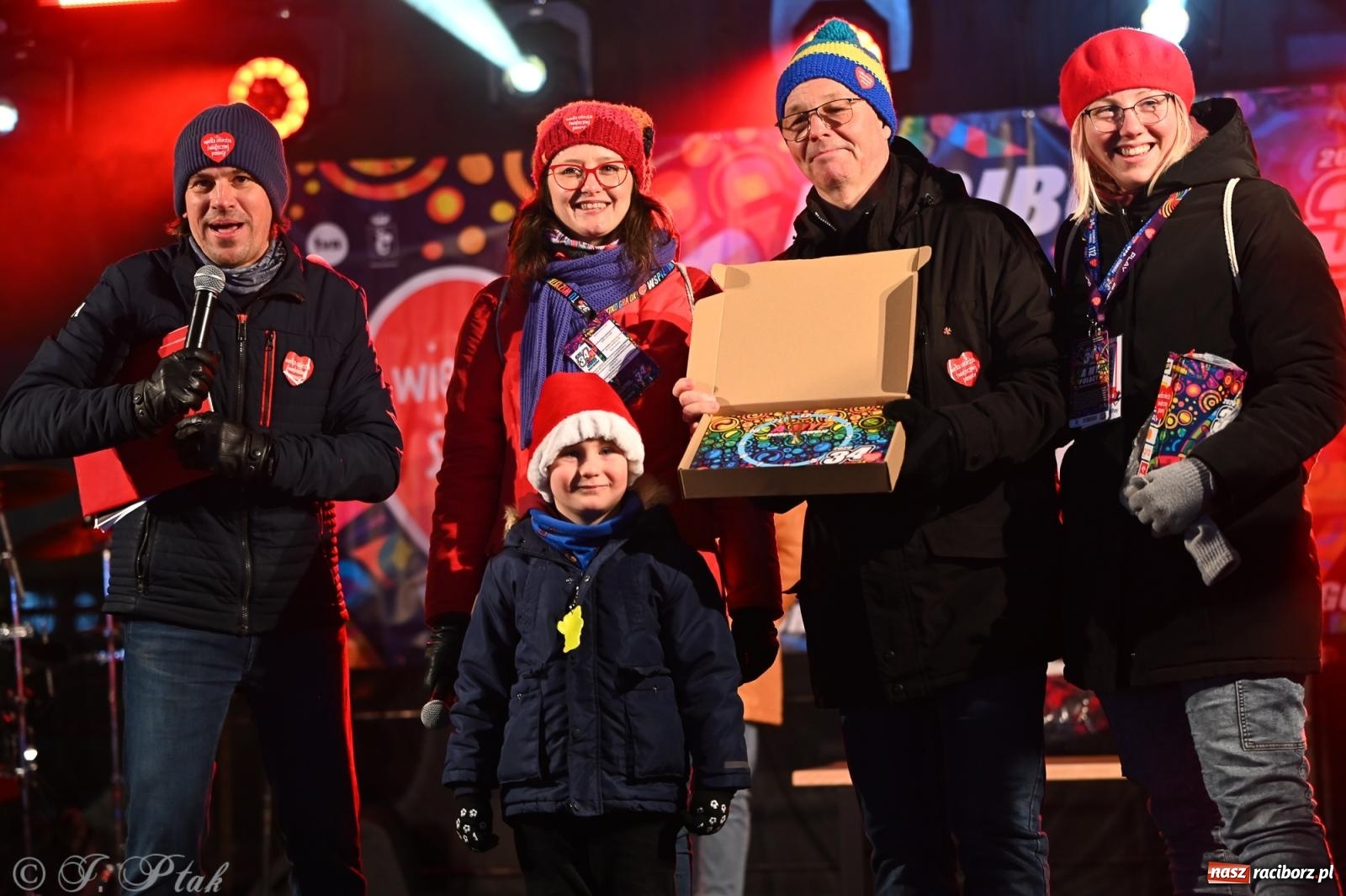 Zdjęcie w galerii na portalu naszraciborz.pl: Rock, ogień, Zumba i licytacje – tak przebiegł finał WOŚP na raciborskim Rynku [FOTO i WIDEO] wiadomości z regionu