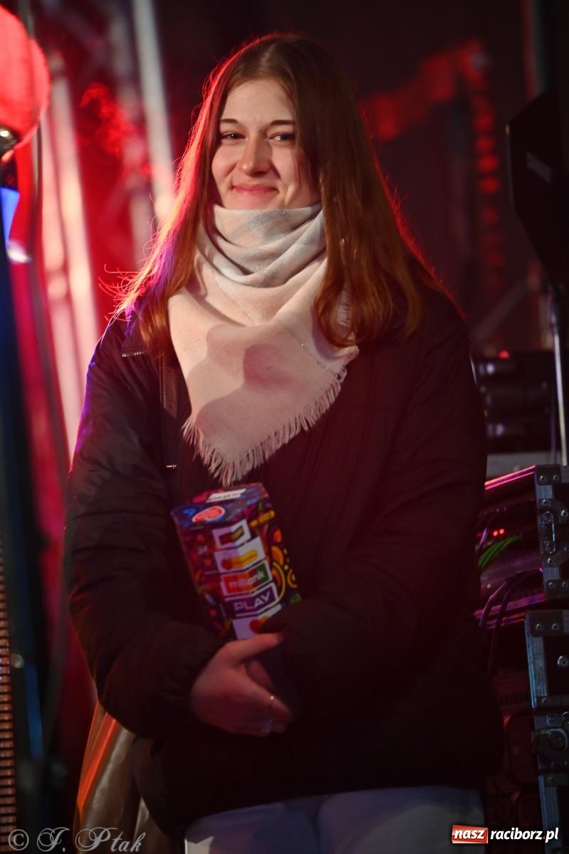 Zdjęcie w galerii na portalu naszraciborz.pl: Rock, ogień, Zumba i licytacje – tak przebiegł finał WOŚP na raciborskim Rynku [FOTO i WIDEO] wiadomości z regionu