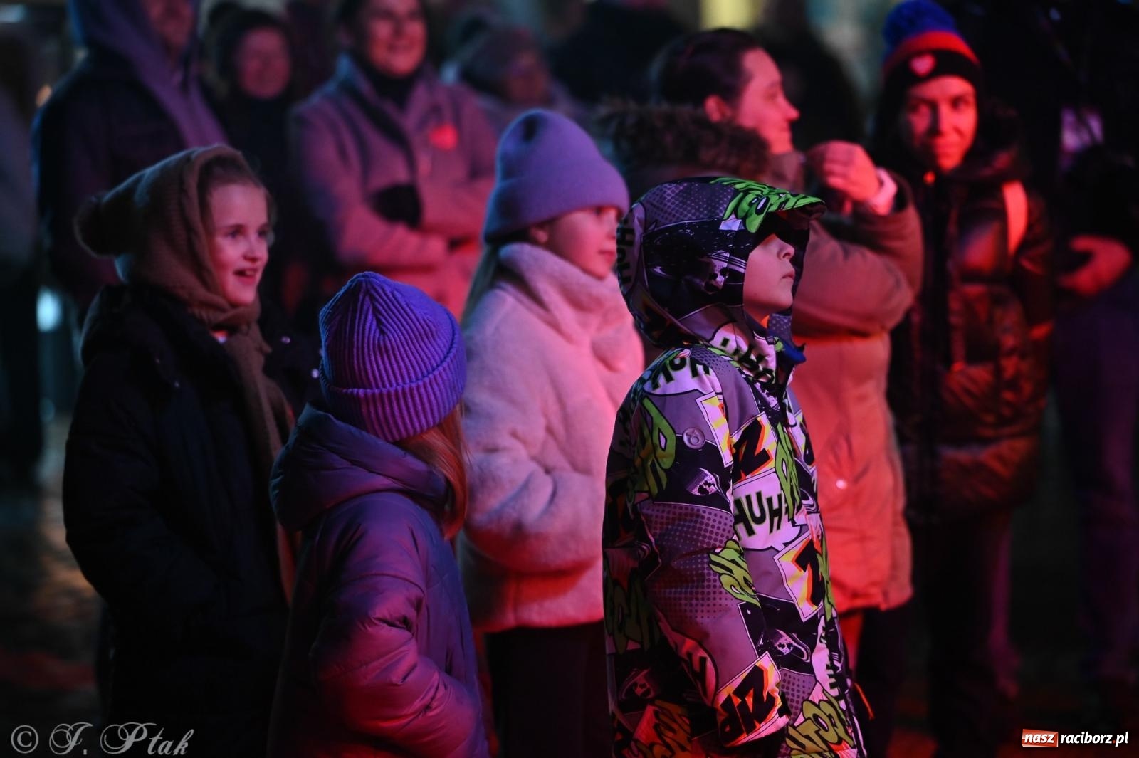 Zdjęcie w galerii na portalu naszraciborz.pl: Rock, ogień, Zumba i licytacje – tak przebiegł finał WOŚP na raciborskim Rynku [FOTO i WIDEO] wiadomości z regionu