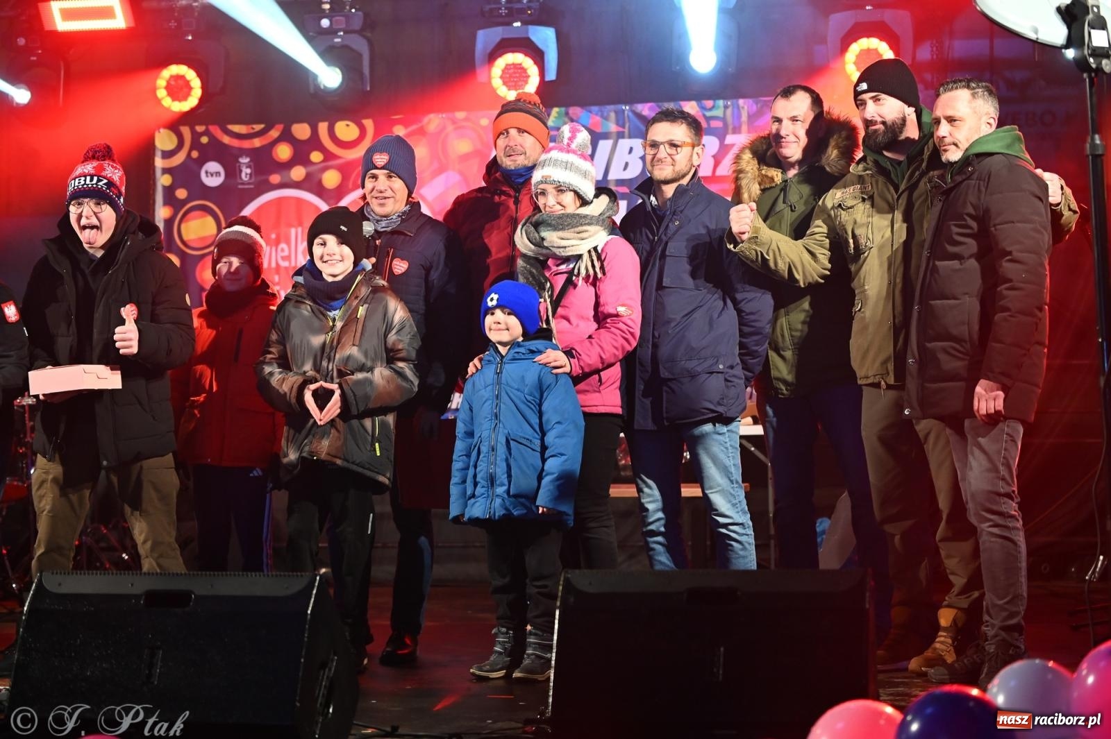 Zdjęcie w galerii na portalu naszraciborz.pl: Rock, ogień, Zumba i licytacje – tak przebiegł finał WOŚP na raciborskim Rynku [FOTO i WIDEO] wiadomości z regionu