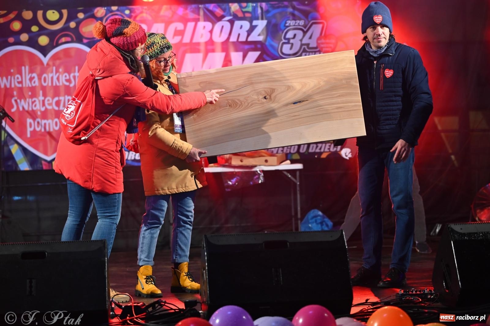 Zdjęcie w galerii na portalu naszraciborz.pl: Rock, ogień, Zumba i licytacje – tak przebiegł finał WOŚP na raciborskim Rynku [FOTO i WIDEO] wiadomości z regionu