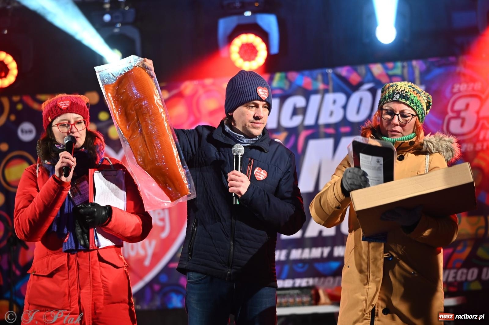 Zdjęcie w galerii na portalu naszraciborz.pl: Rock, ogień, Zumba i licytacje – tak przebiegł finał WOŚP na raciborskim Rynku [FOTO i WIDEO] wiadomości z regionu