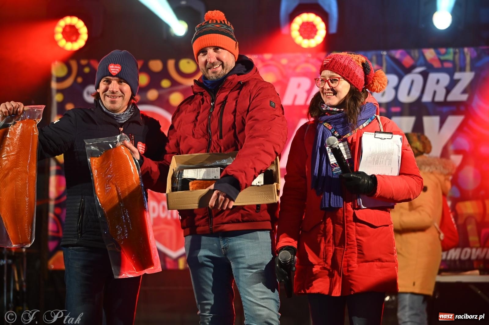 Zdjęcie w galerii na portalu naszraciborz.pl: Rock, ogień, Zumba i licytacje – tak przebiegł finał WOŚP na raciborskim Rynku [FOTO i WIDEO] wiadomości z regionu