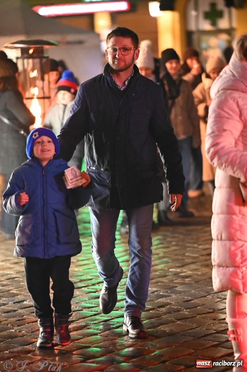 Zdjęcie w galerii na portalu naszraciborz.pl: Rock, ogień, Zumba i licytacje – tak przebiegł finał WOŚP na raciborskim Rynku [FOTO i WIDEO] wiadomości z regionu