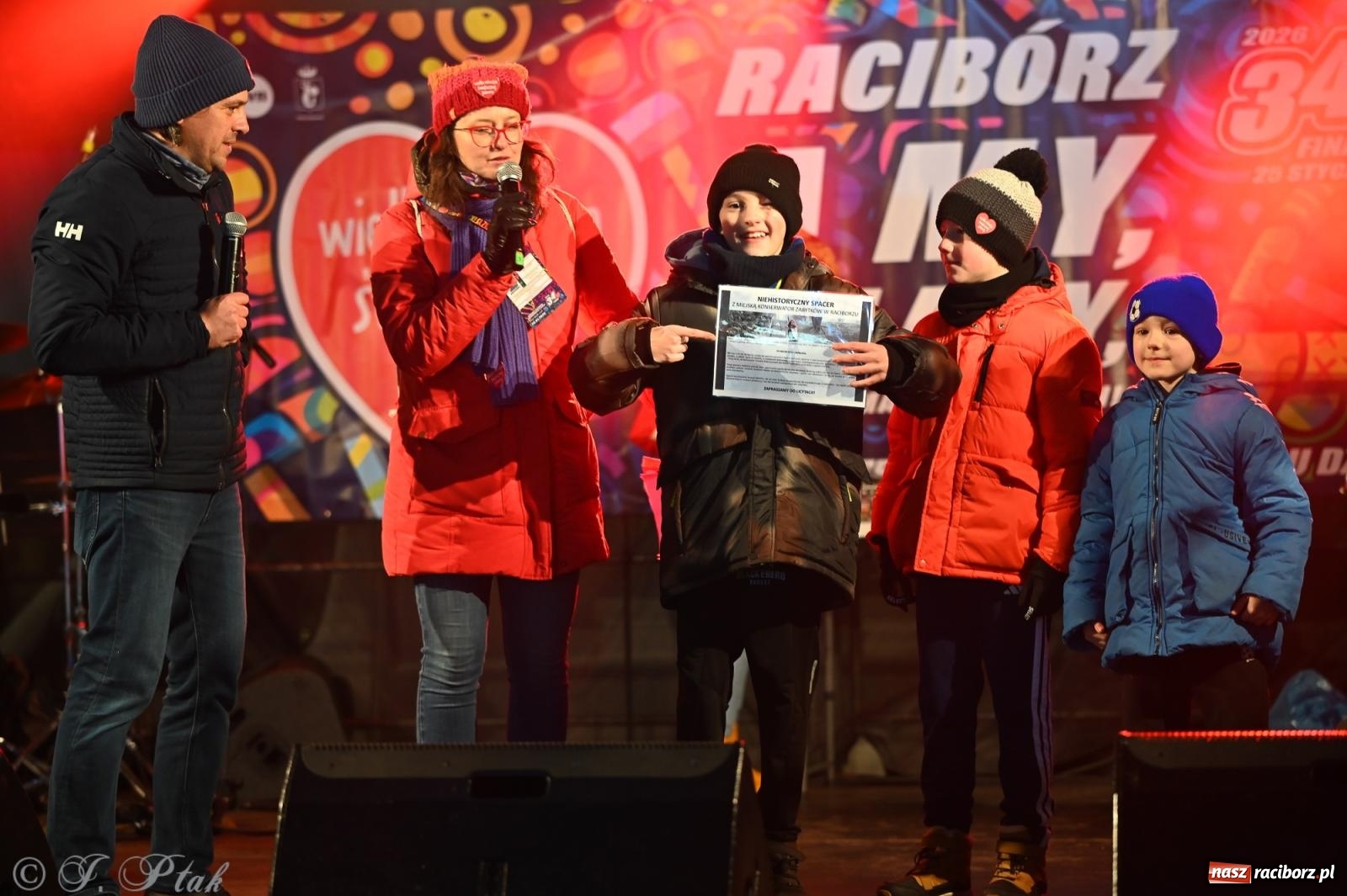 Zdjęcie w galerii na portalu naszraciborz.pl: Rock, ogień, Zumba i licytacje – tak przebiegł finał WOŚP na raciborskim Rynku [FOTO i WIDEO] wiadomości z regionu