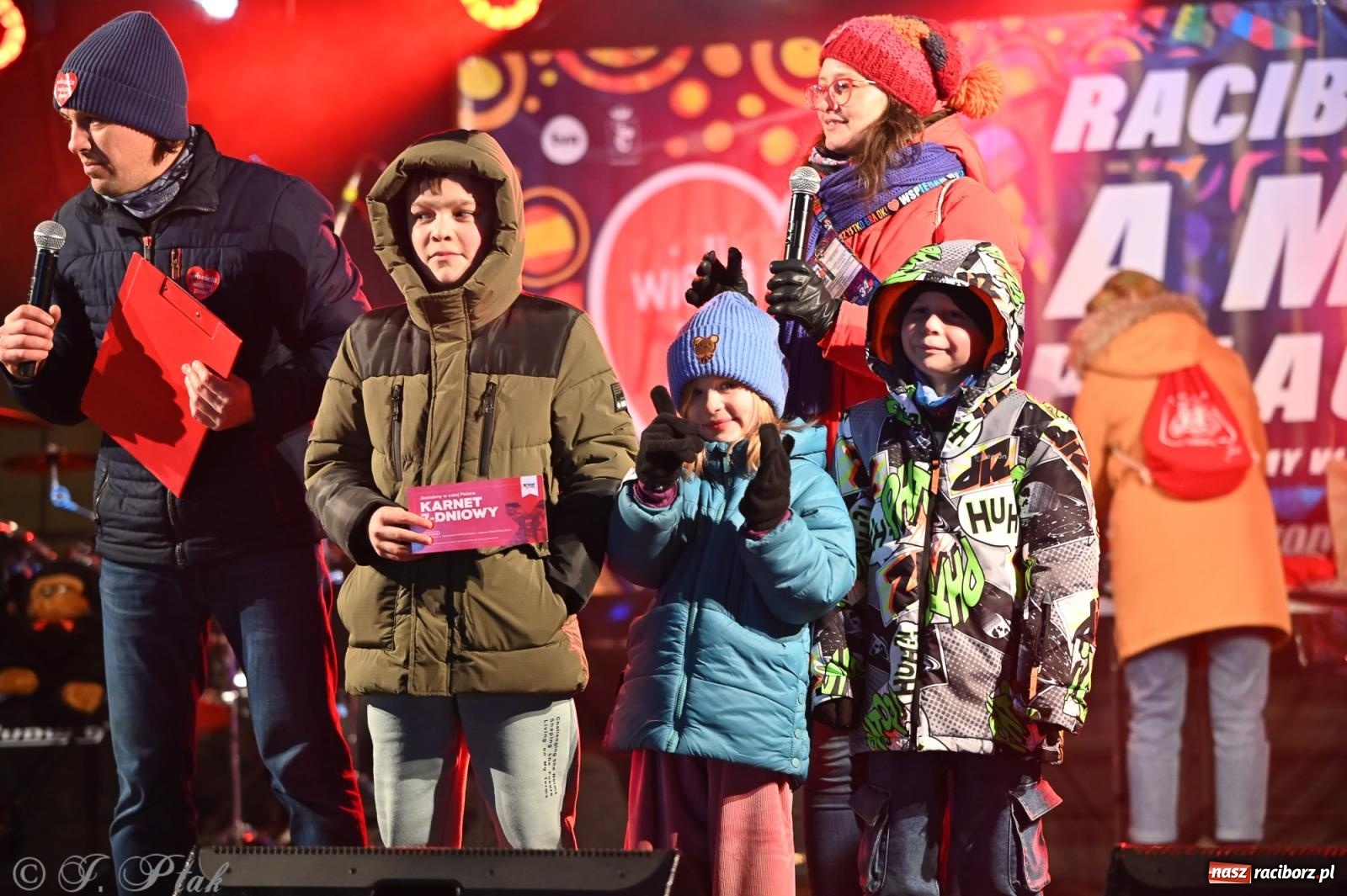 Zdjęcie w galerii na portalu naszraciborz.pl: Rock, ogień, Zumba i licytacje – tak przebiegł finał WOŚP na raciborskim Rynku [FOTO i WIDEO] wiadomości z regionu