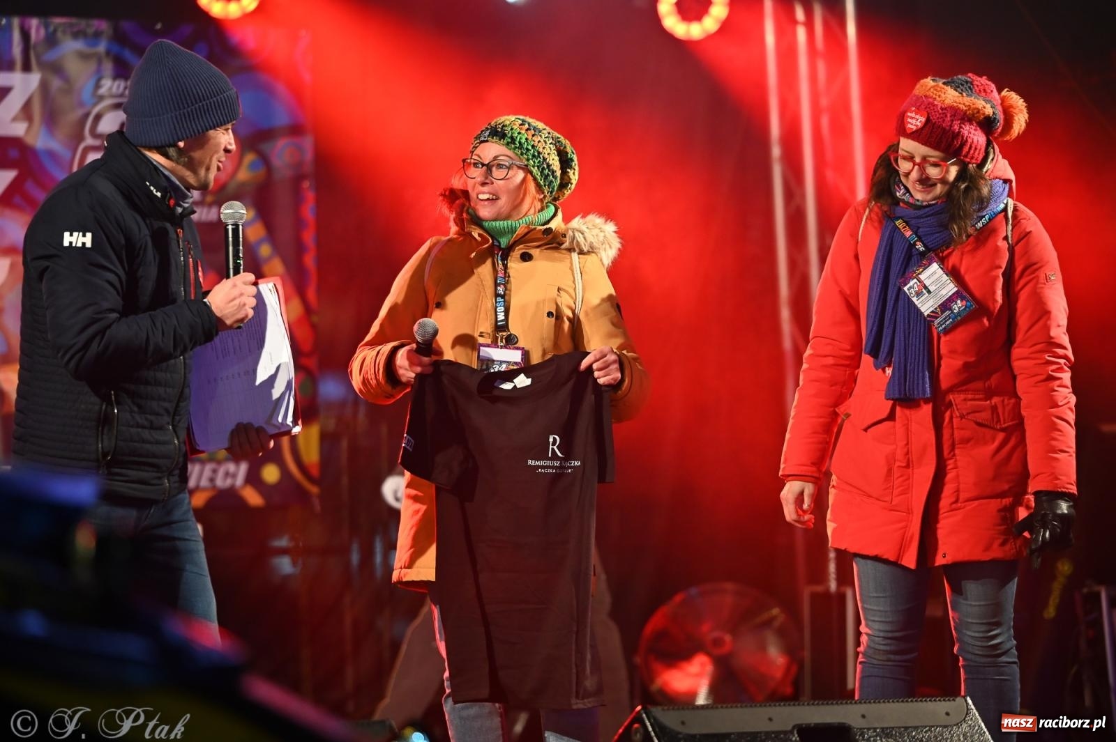 Zdjęcie w galerii na portalu naszraciborz.pl: Rock, ogień, Zumba i licytacje – tak przebiegł finał WOŚP na raciborskim Rynku [FOTO i WIDEO] wiadomości z regionu