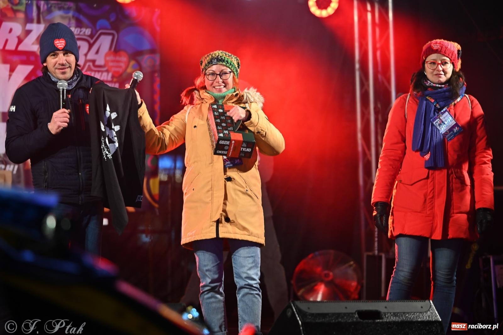 Zdjęcie w galerii na portalu naszraciborz.pl: Rock, ogień, Zumba i licytacje – tak przebiegł finał WOŚP na raciborskim Rynku [FOTO i WIDEO] wiadomości z regionu